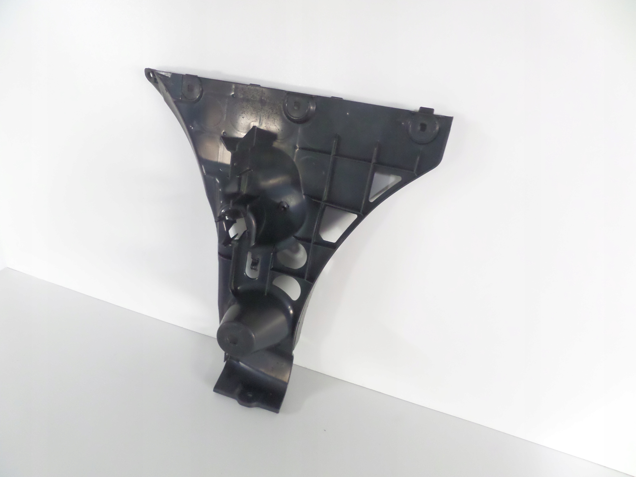 PRAVY ZADNY DRZIAK BMW 5 E60 03-07 SDN