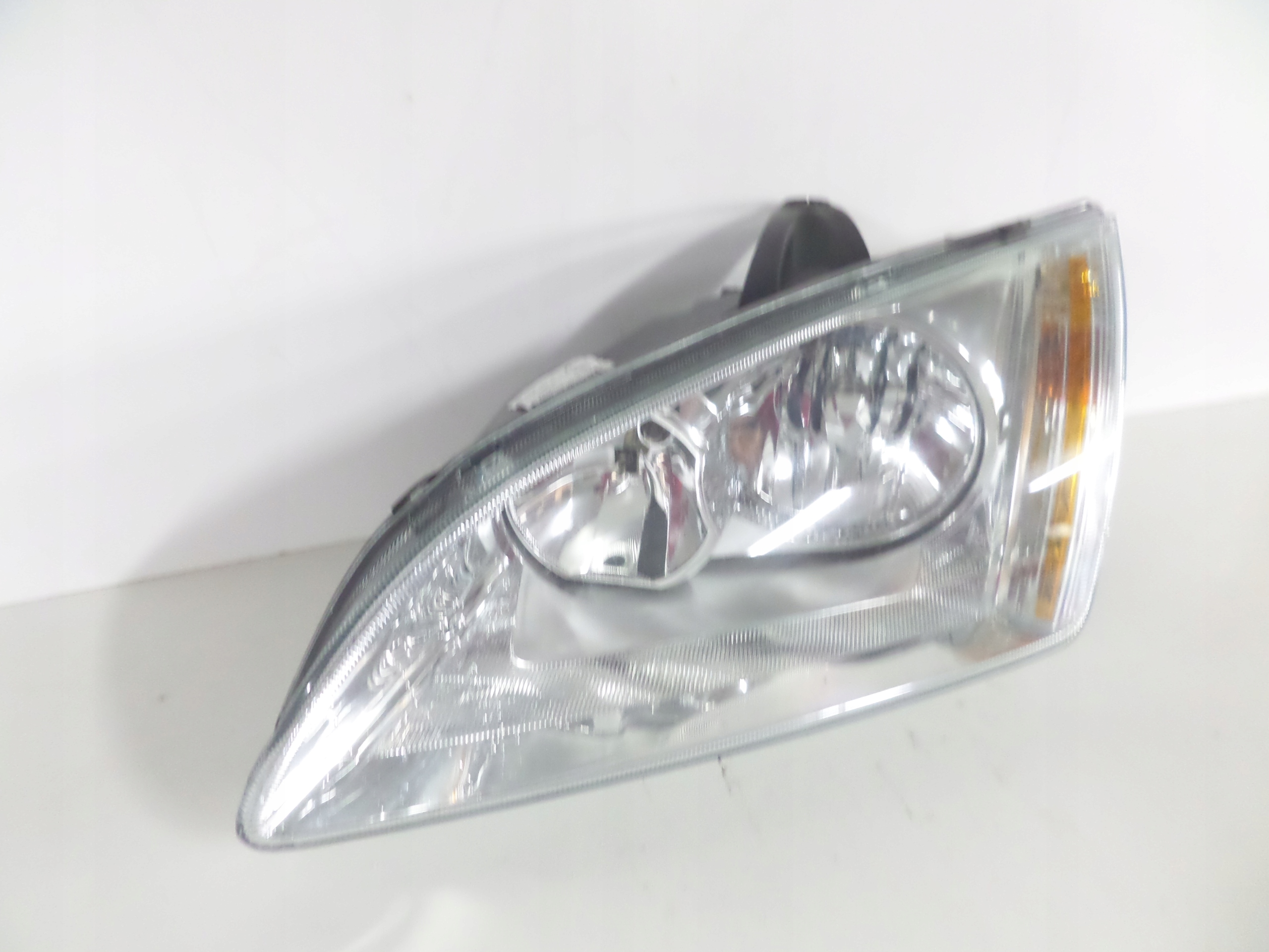 LAVE PREDNE SVETLO FORD FOCUS II 04-08