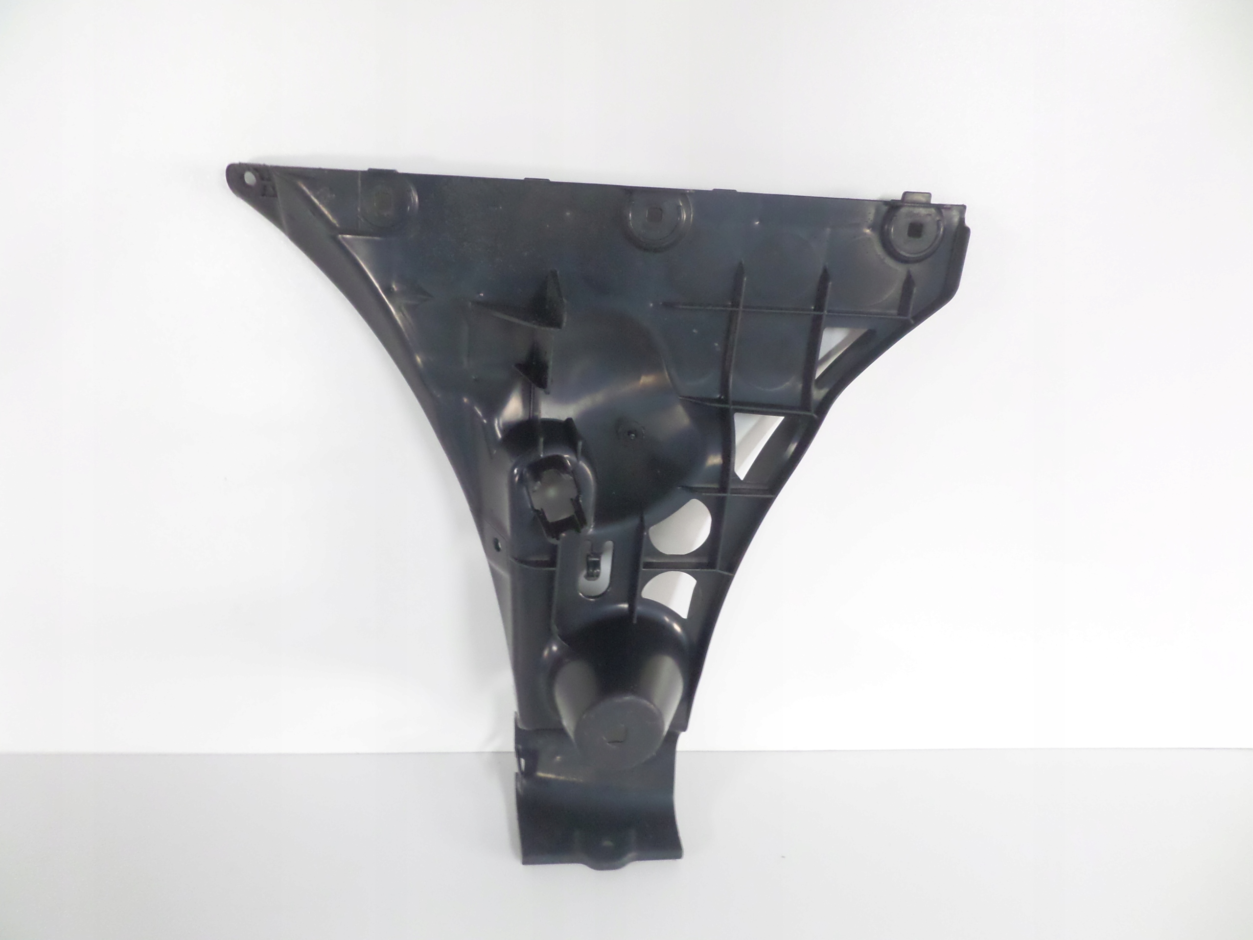 PRAVY ZADNY DRZIAK BMW 5 E60 03-07 SDN