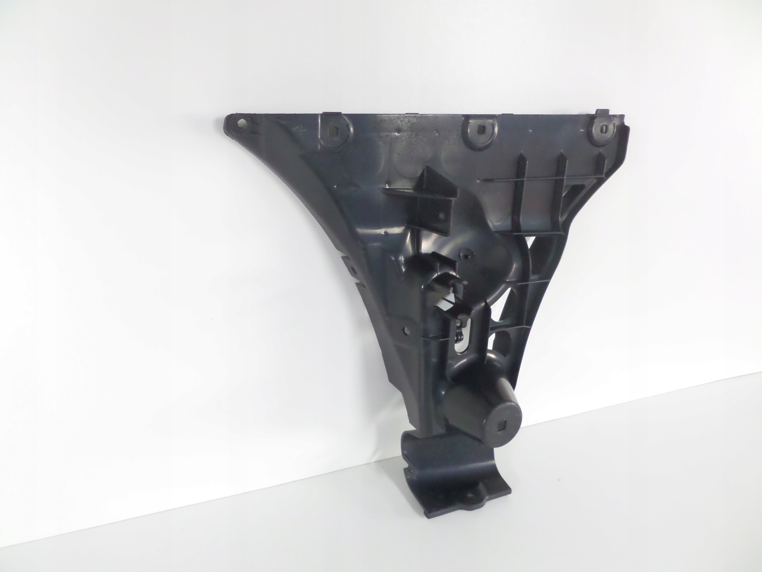 PRAVY ZADNY DRZIAK BMW 5 E60 03-07 SDN