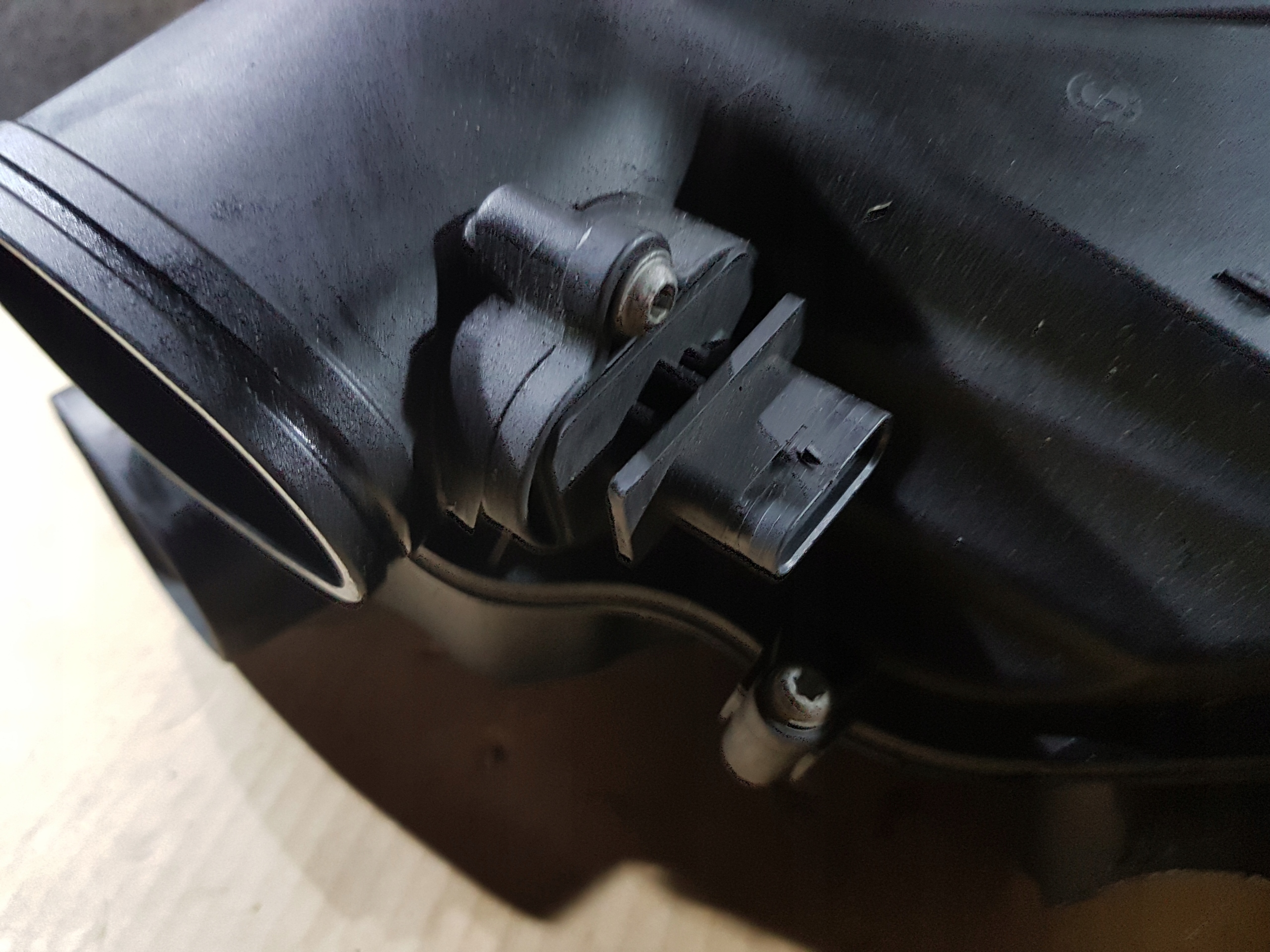 BMW F01 F02 750i OBAL VZDUCHOVÉHO FILTERA