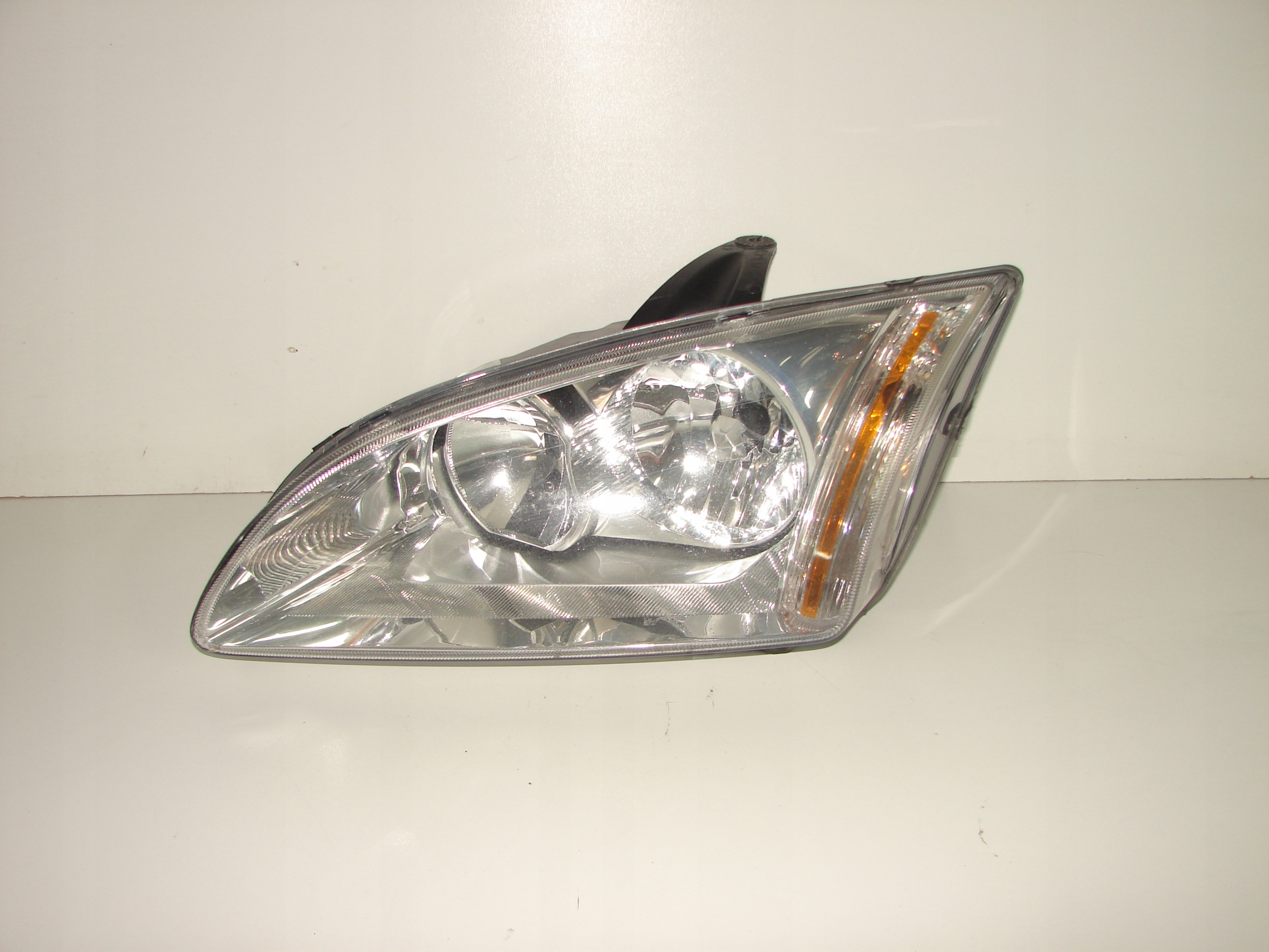 LAVE PREDNE SVETLO FORD FOCUS II 04-08
