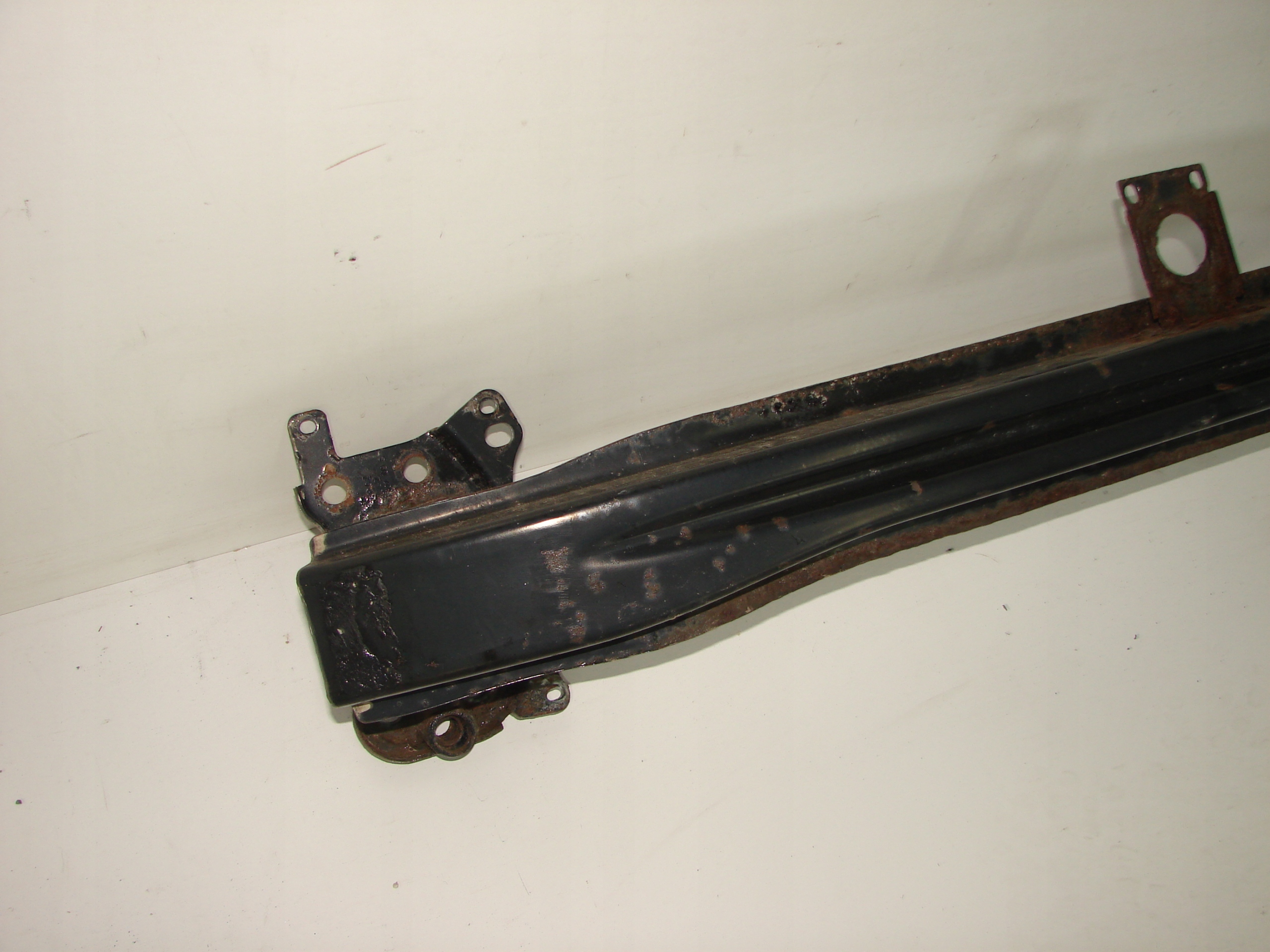 VYSTUHA PREDNEHO NARAZNIKA VW GOLF 5 V 03-