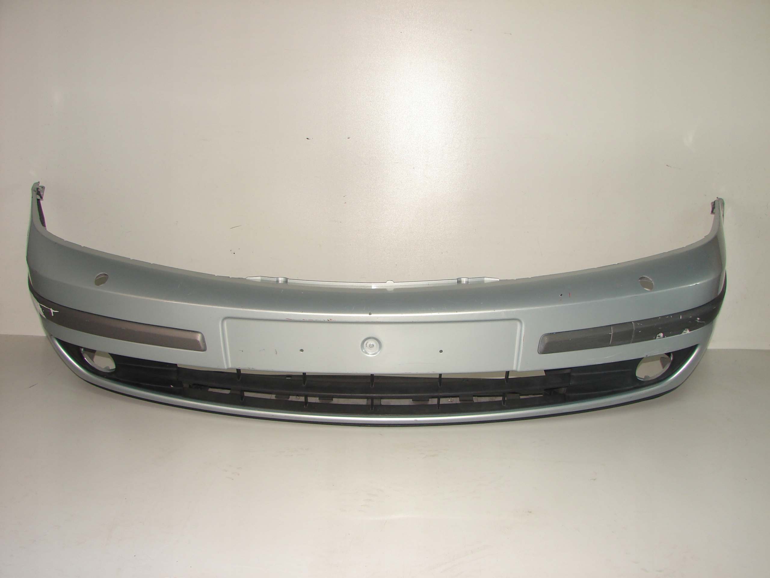 PREDNÝ NÁRAZNÍK RENAULT LAGUNA II 01-05