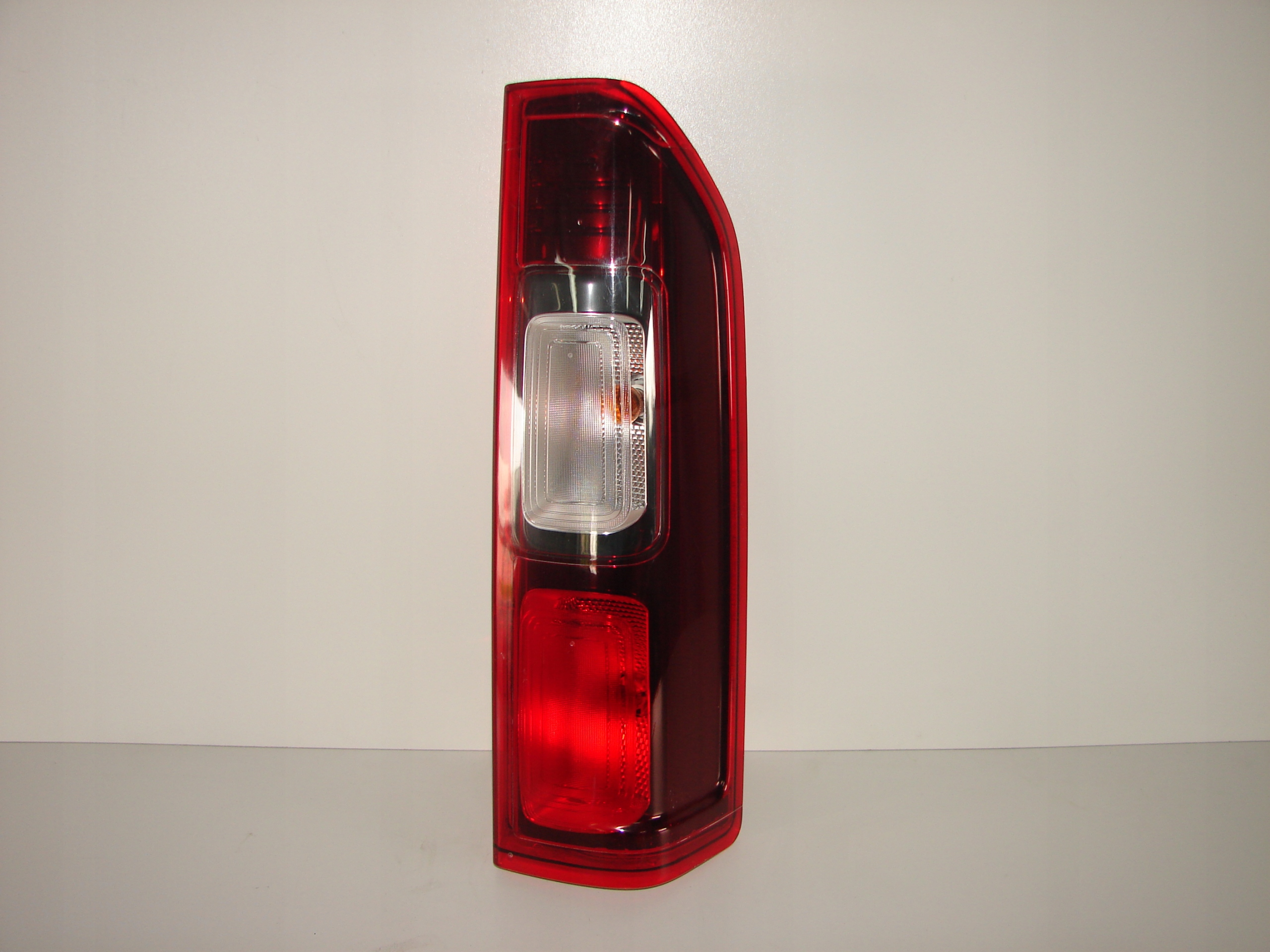 PRAVE ZADNE SVETLO RENAULT TRAFIC VIVARO 14-