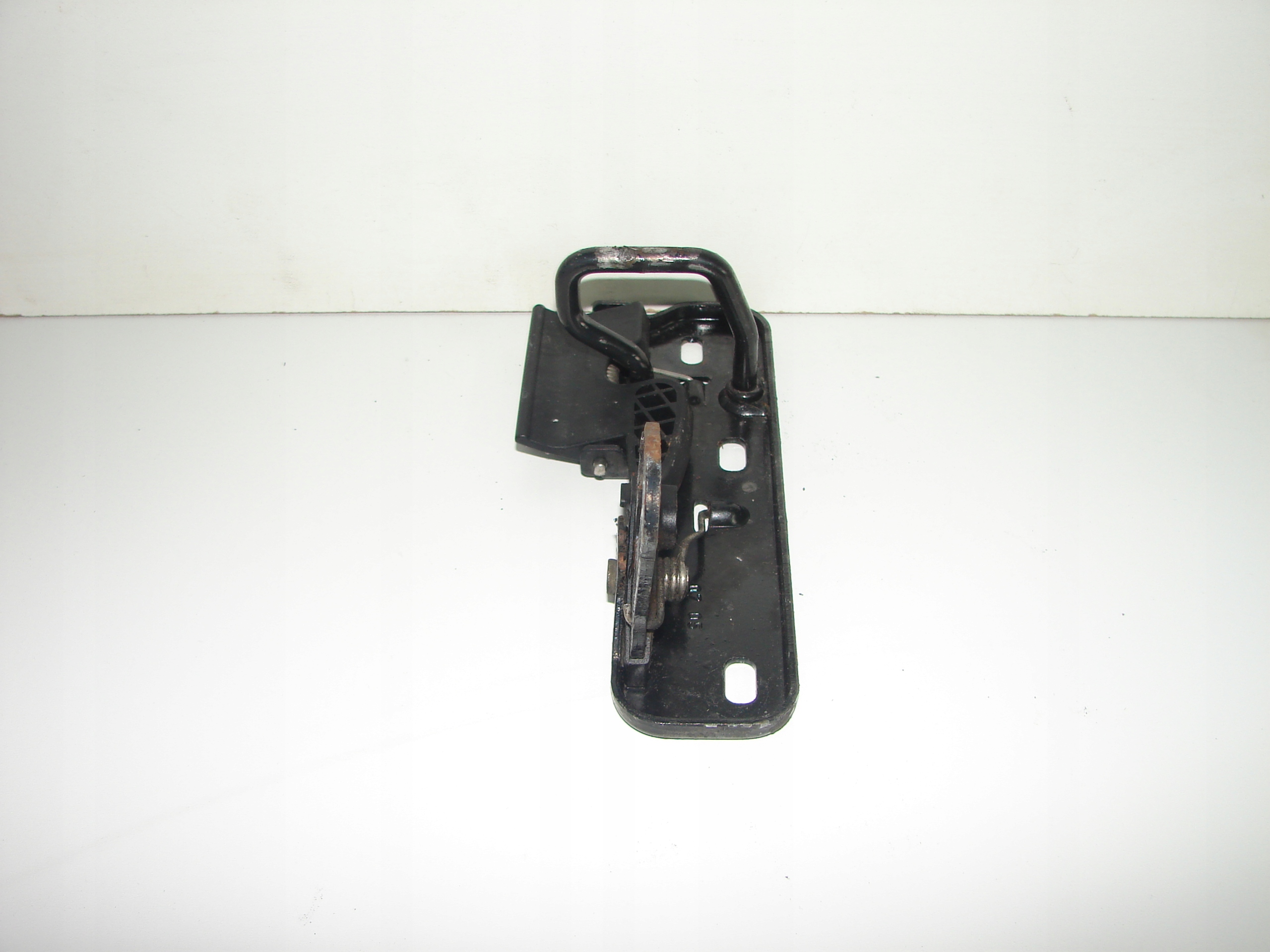 ZAMOK PREDNEJ KAPOTY VW GOLF V 03- HB