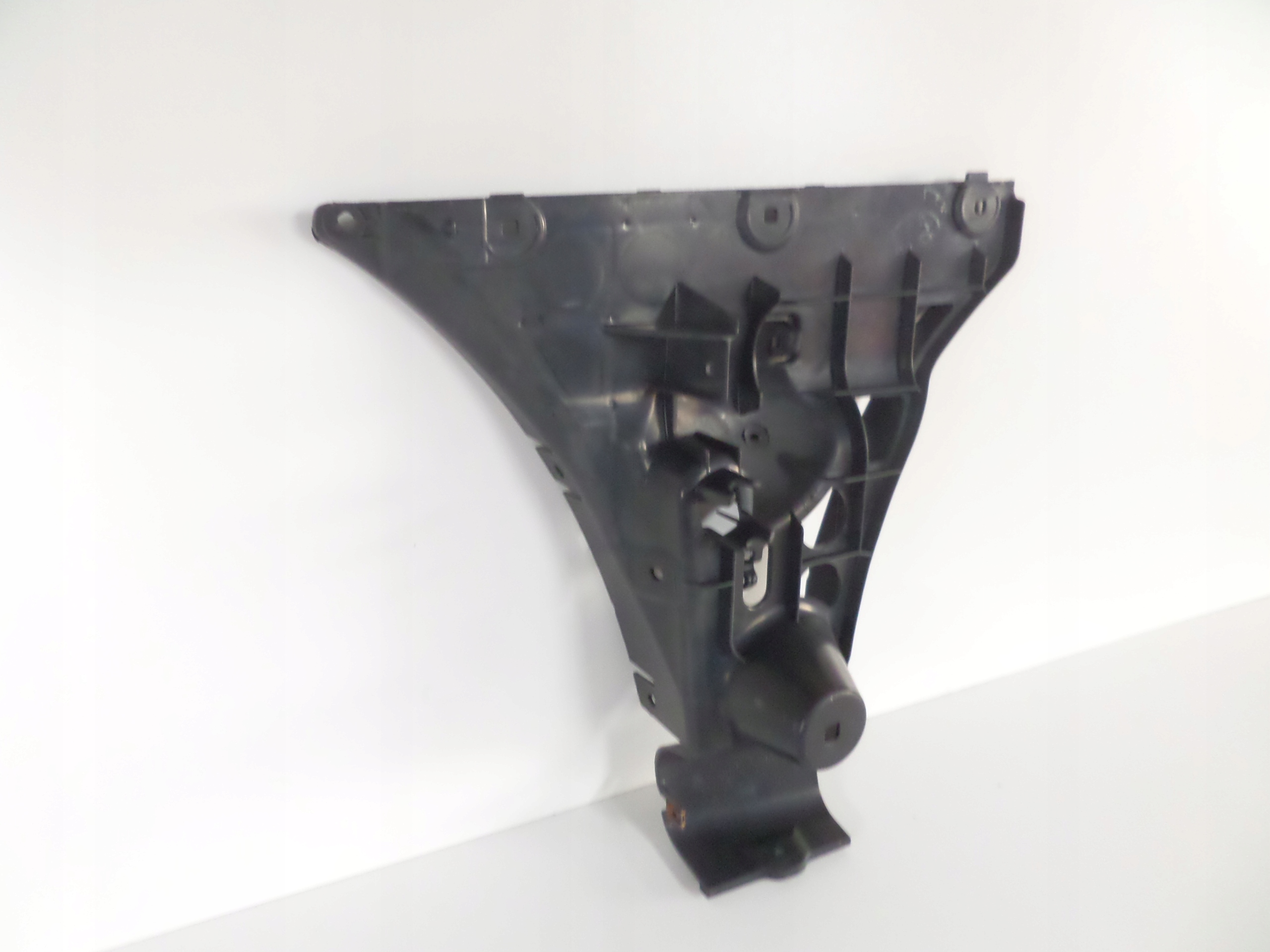 PRAVY ZADNY DRZIAK BMW 5 E60 03-07 SDN