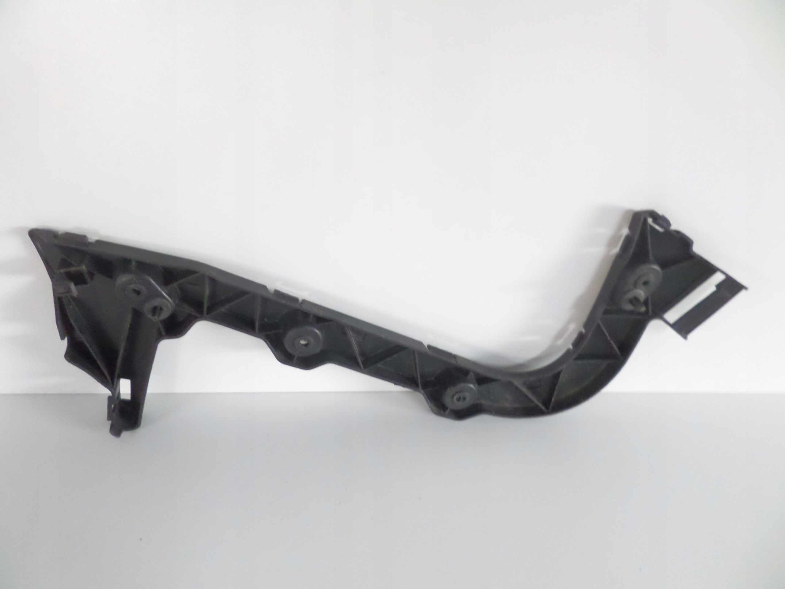 PRAVY ZADNY DRZIAK FORD FOCUS MK3 11- KOMBI