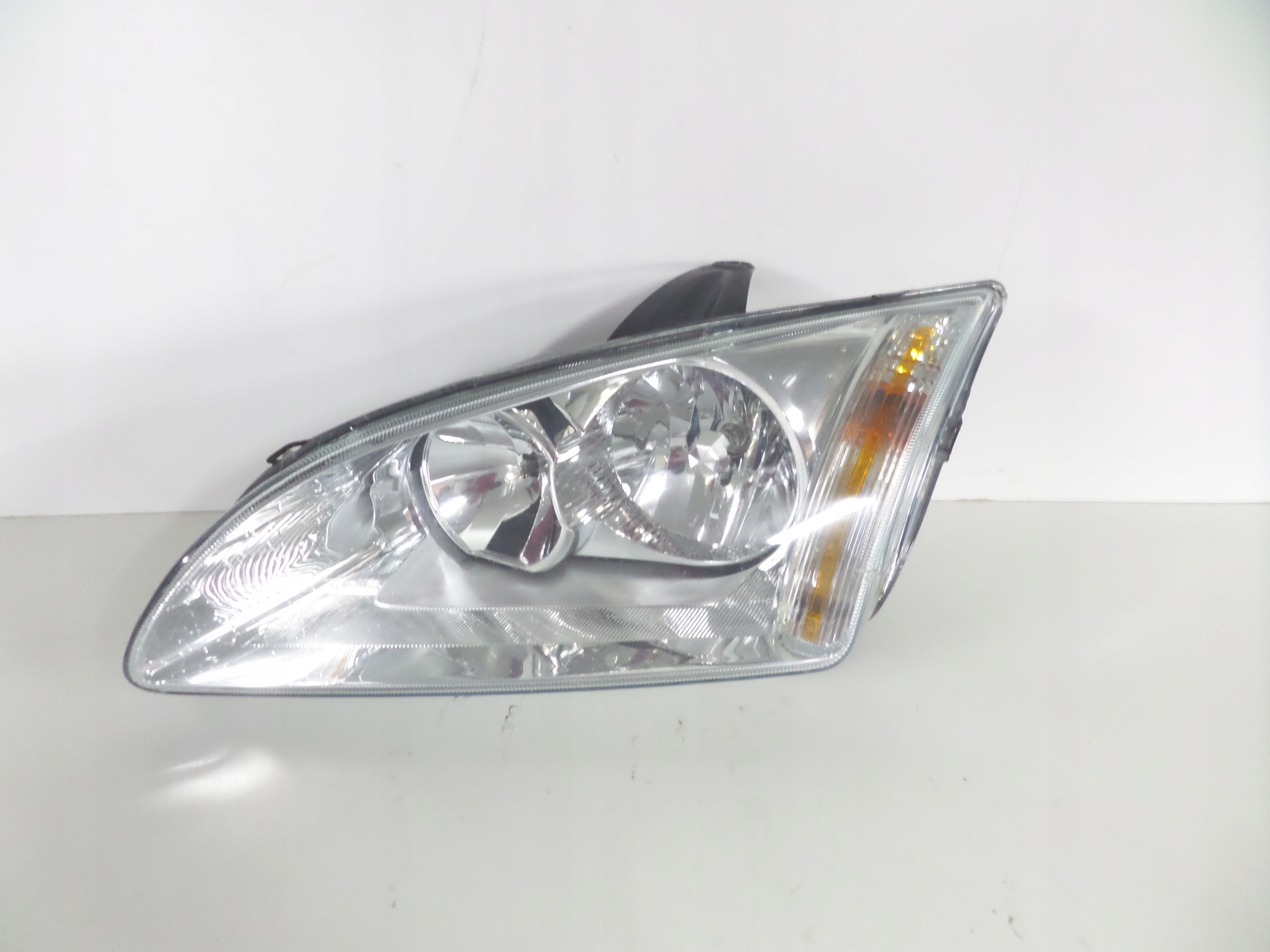 LAVE PREDNE SVETLO FORD FOCUS II 04-08