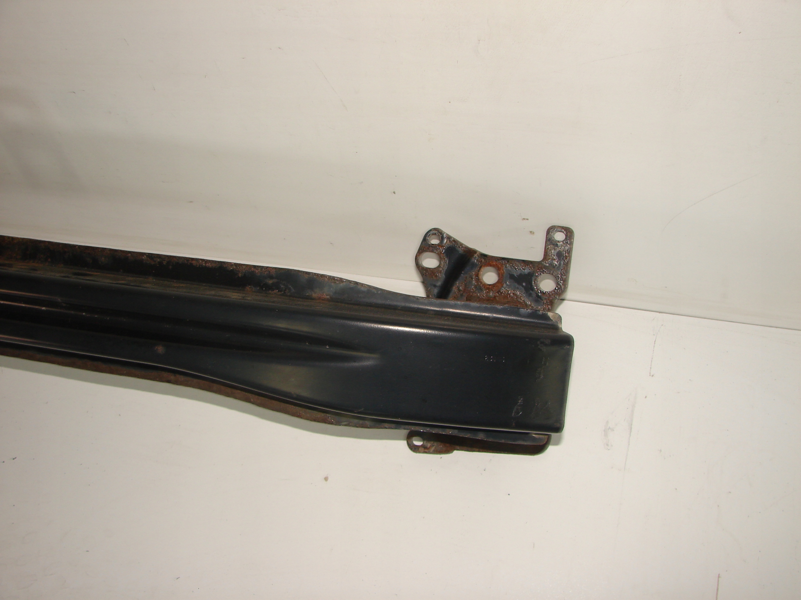 VYSTUHA PREDNEHO NARAZNIKA VW GOLF 5 V 03-