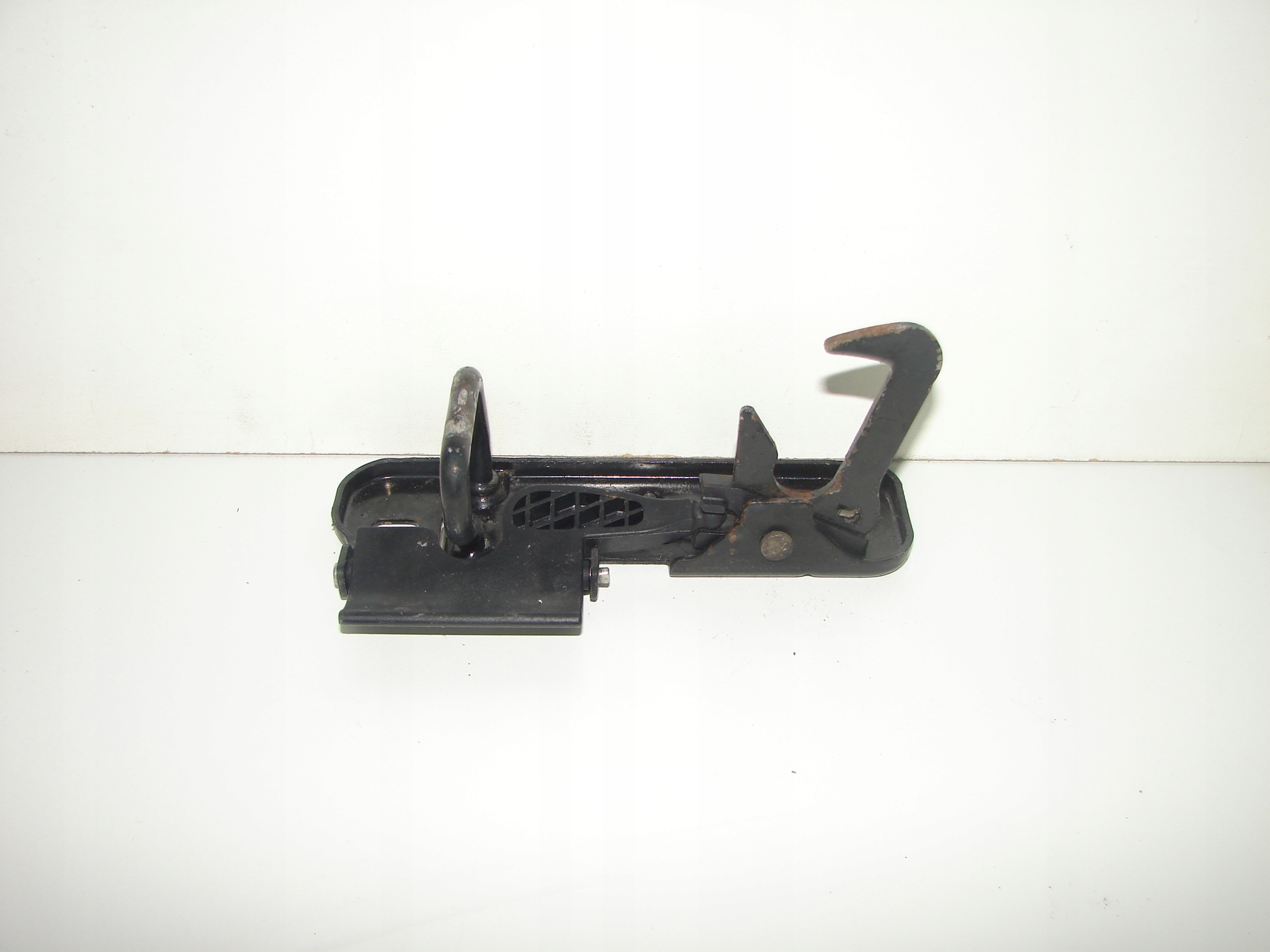 ZAMOK PREDNEJ KAPOTY VW GOLF V 03- HB