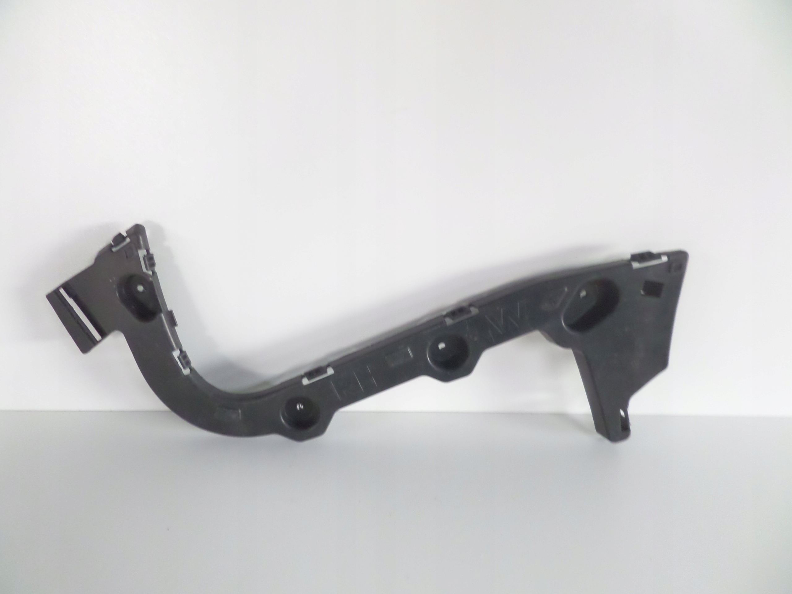 PRAVY ZADNY DRZIAK FORD FOCUS MK3 11- KOMBI