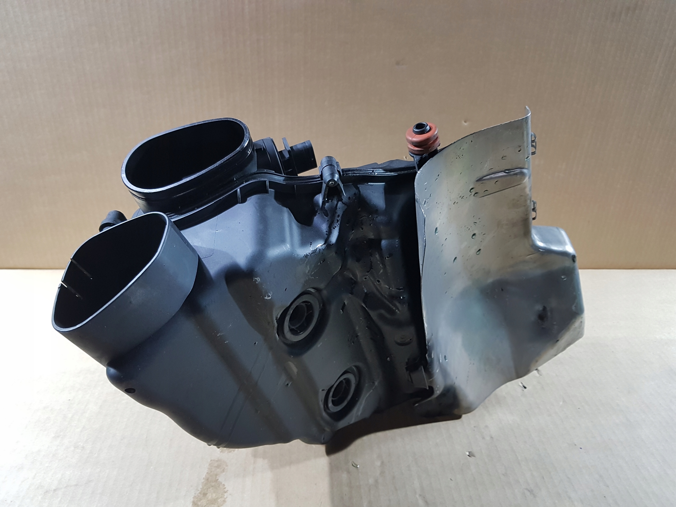 BMW F01 F02 750i OBAL VZDUCHOVÉHO FILTERA