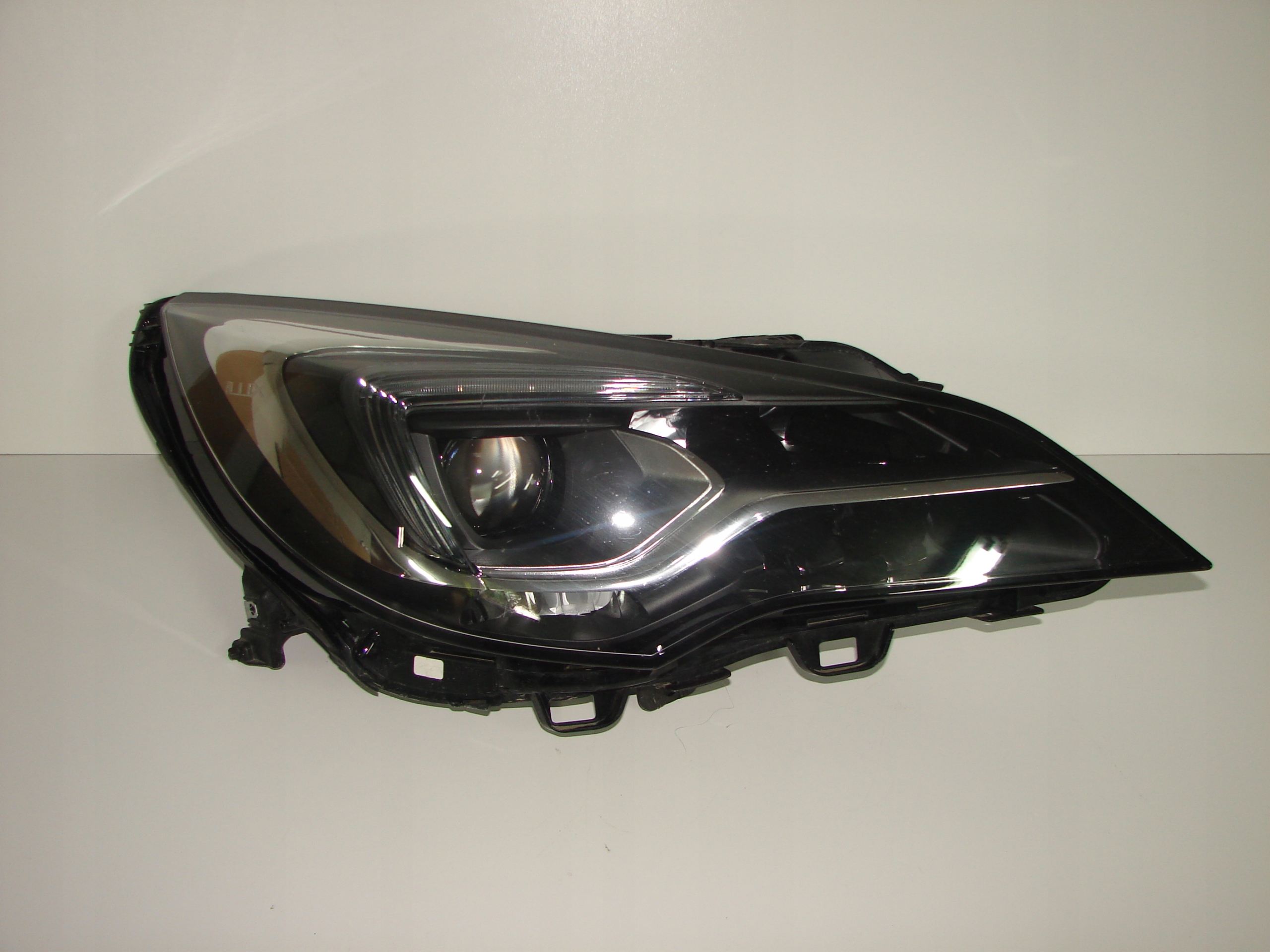 PRAVE PREDNE SVETLO OPEL ASTRA V K 15- LED LUX
