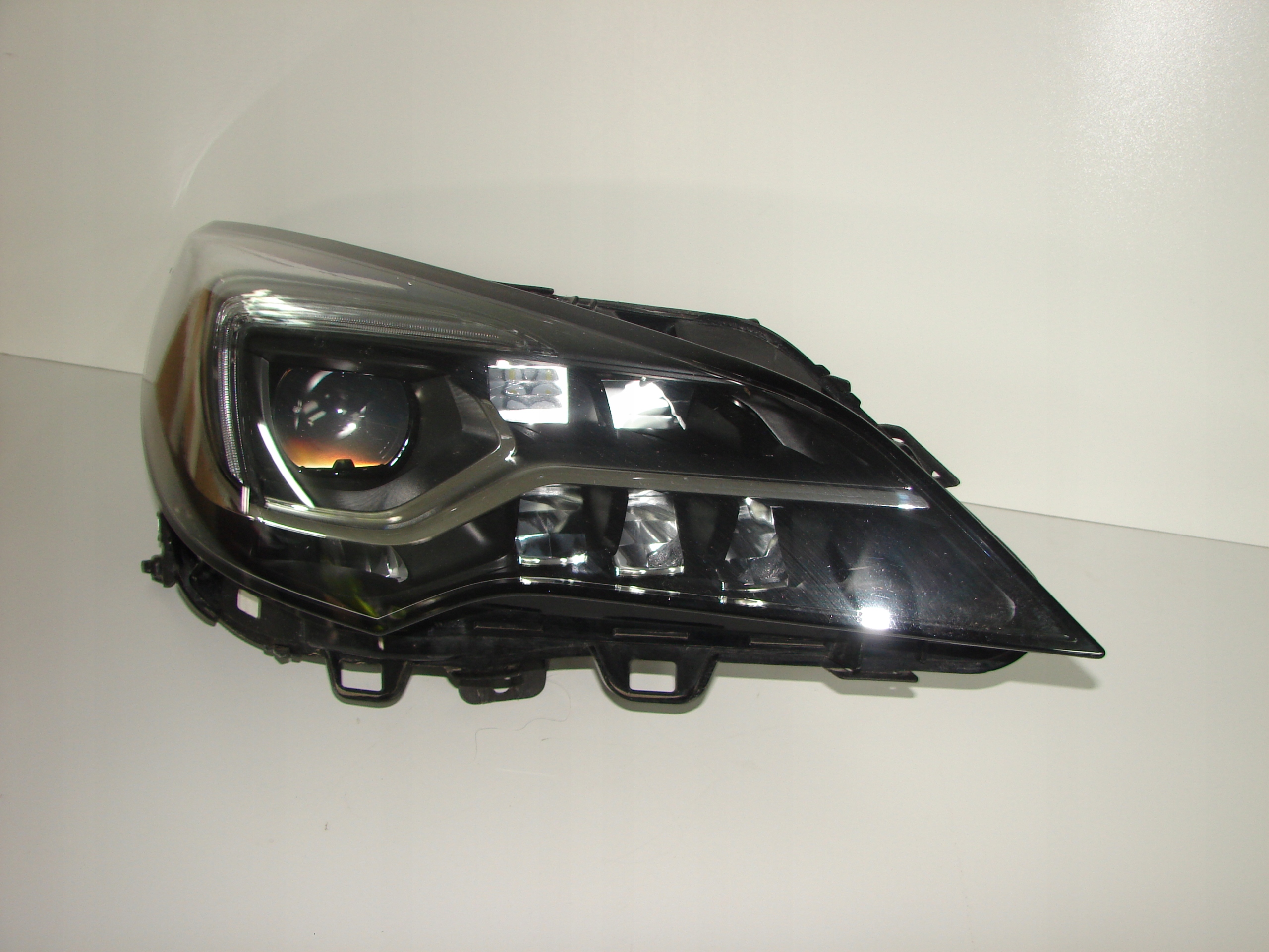 PRAVE PREDNE SVETLO OPEL ASTRA V K 15- LED LUX