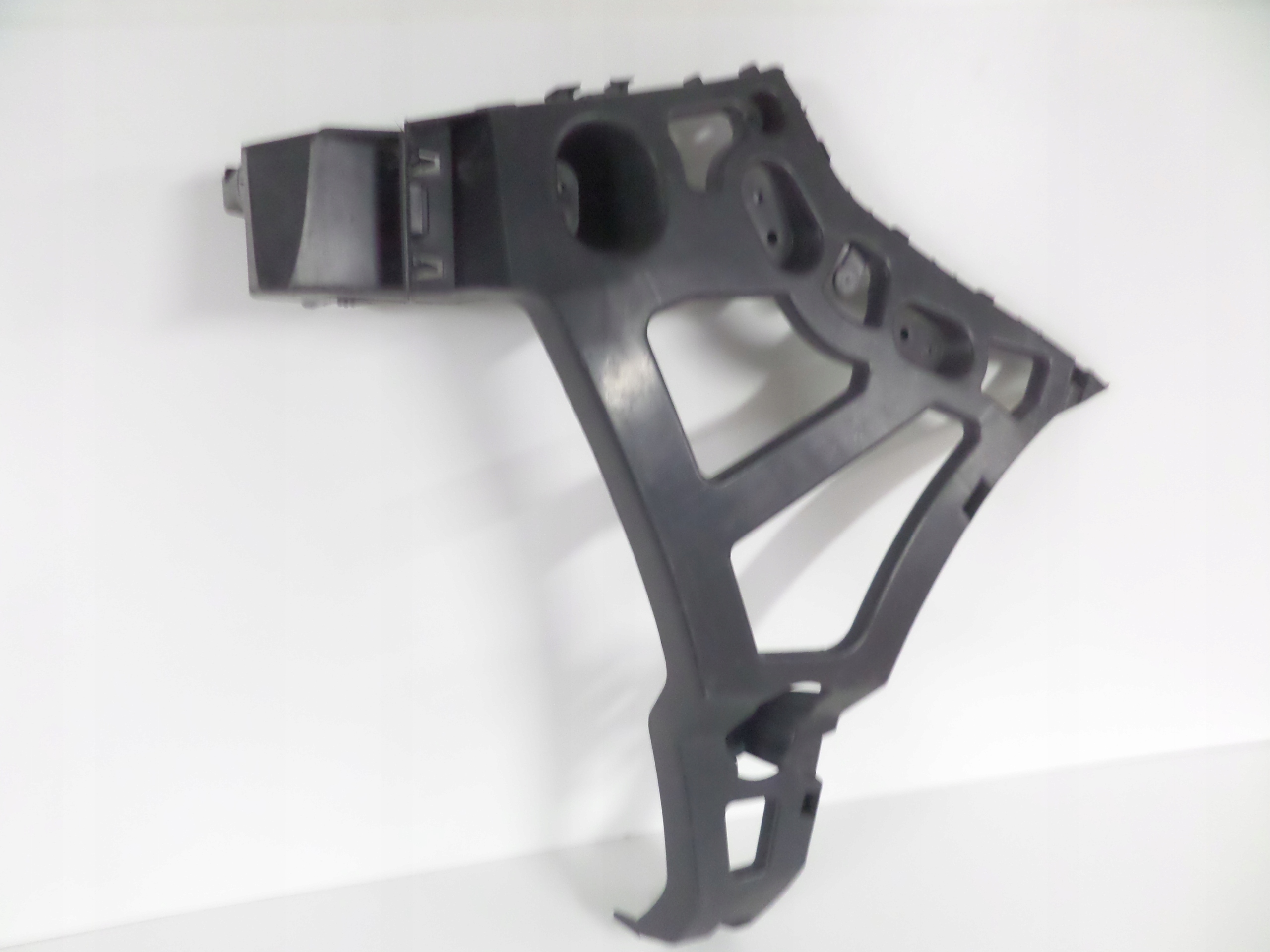 PRAVY ZADNY DRZIAK RENAULT MEGANE III KOMBI