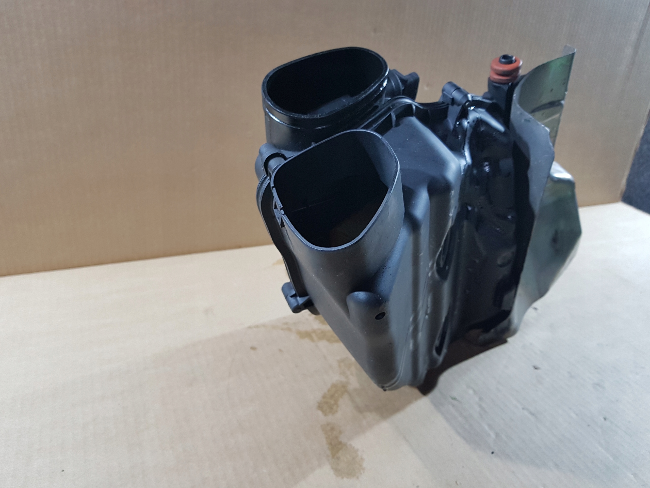 BMW F01 F02 750i OBAL VZDUCHOVÉHO FILTERA