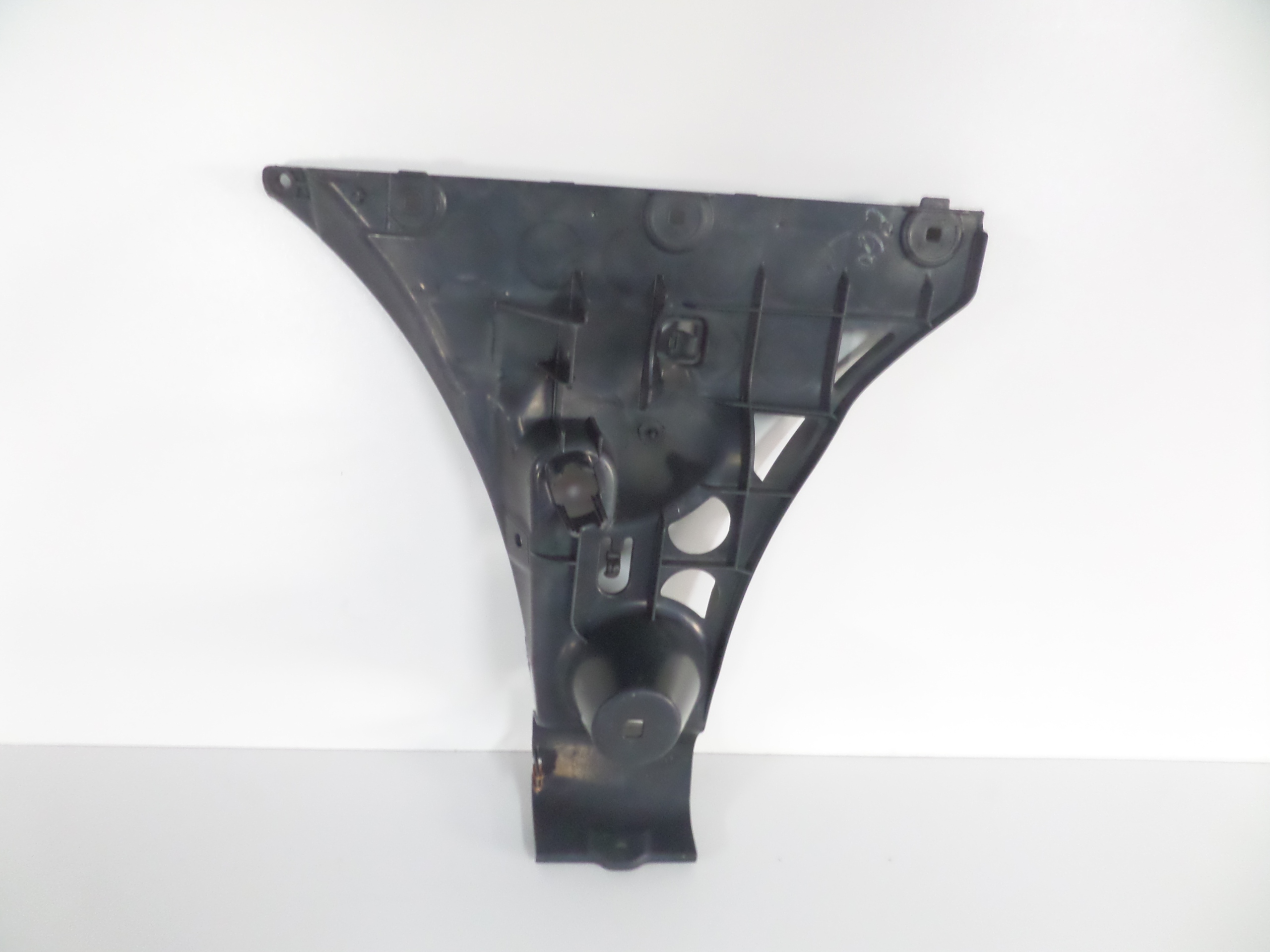 PRAVY ZADNY DRZIAK BMW 5 E60 03-07 SDN