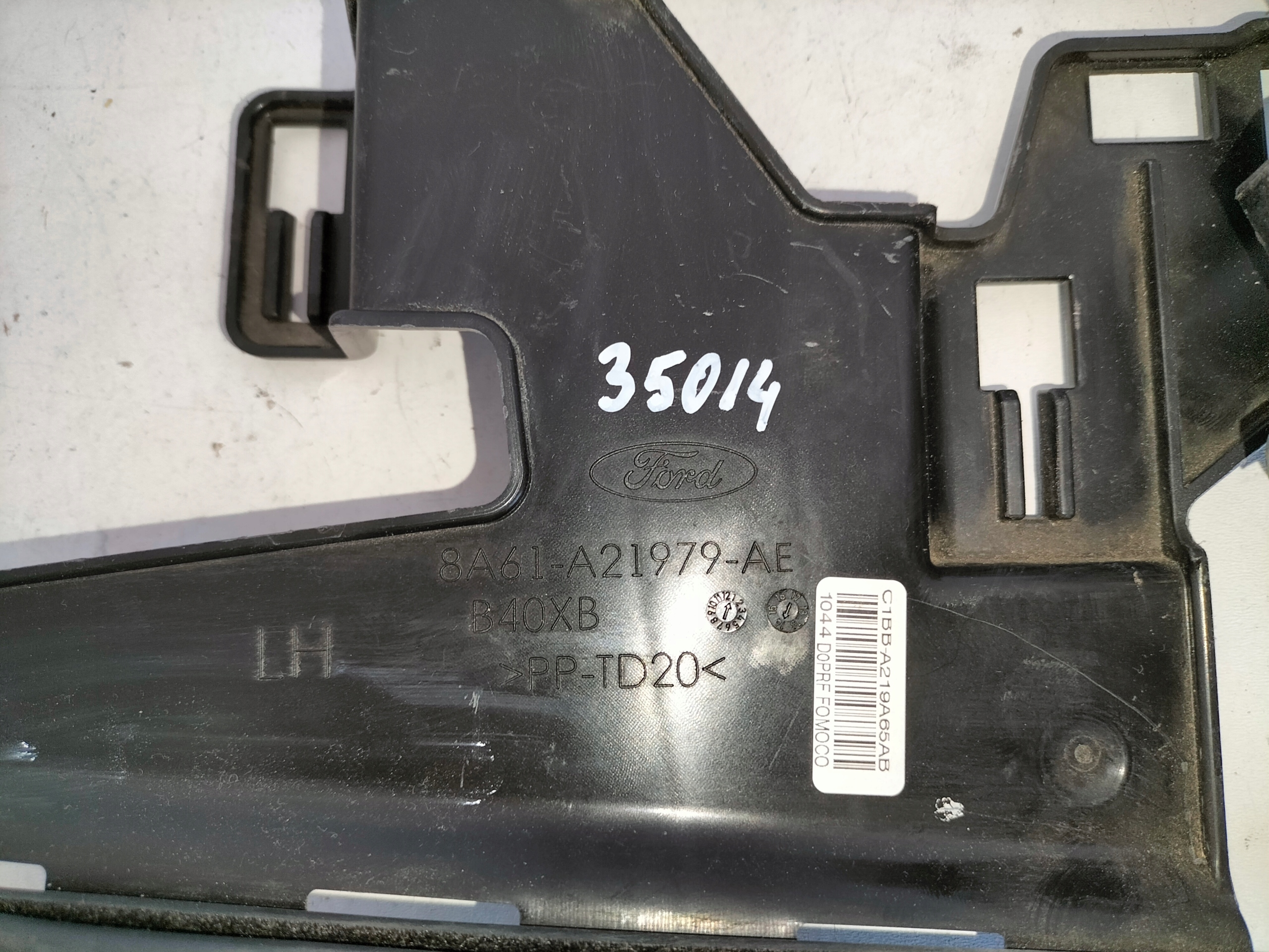 DRŽIAK ĽAVEJ PREDNEJ KLUČKY FORD FIESTA MK7 08-