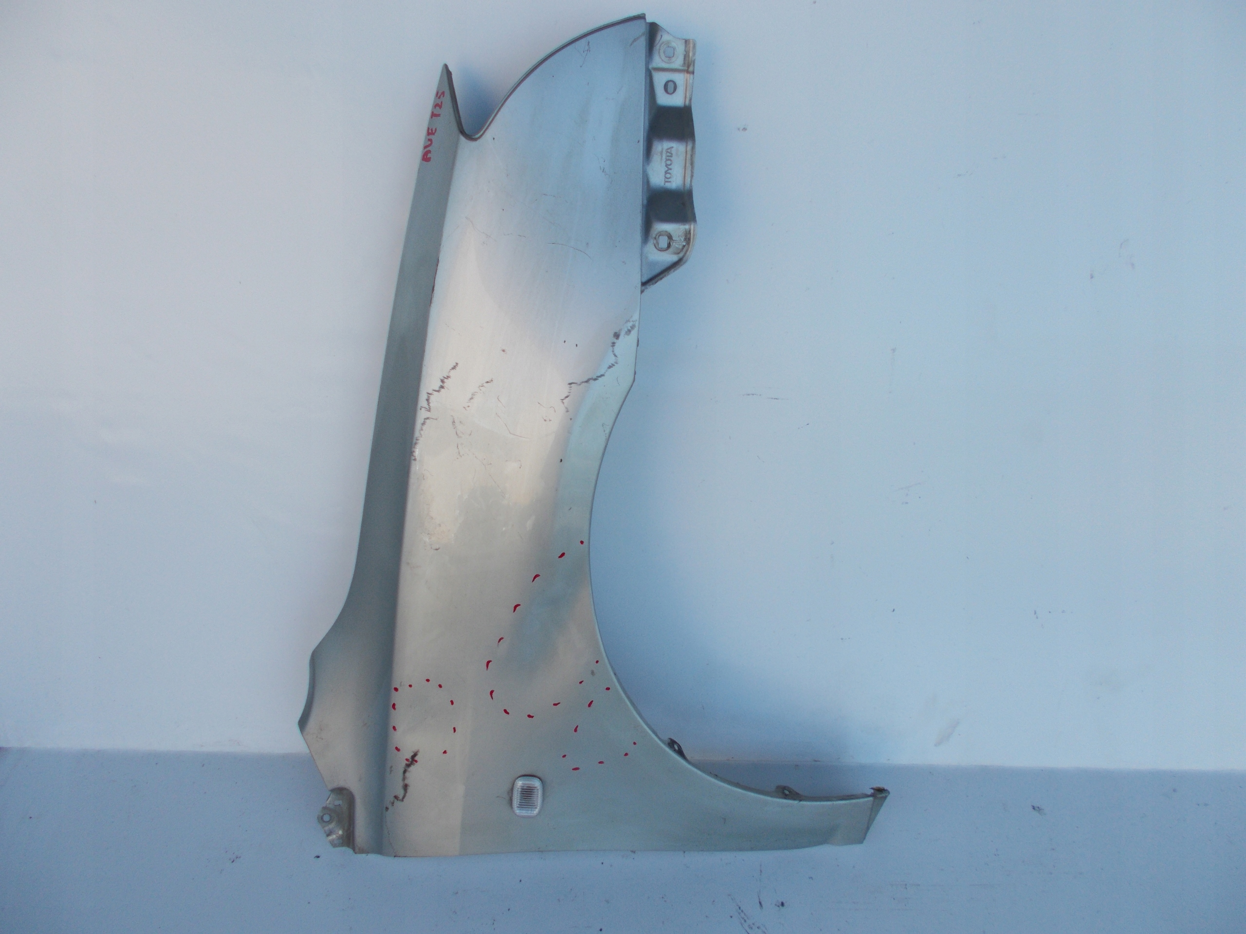 PRAVY PREDNY BLATNIK TOYOTA AVENSIS T25 03-