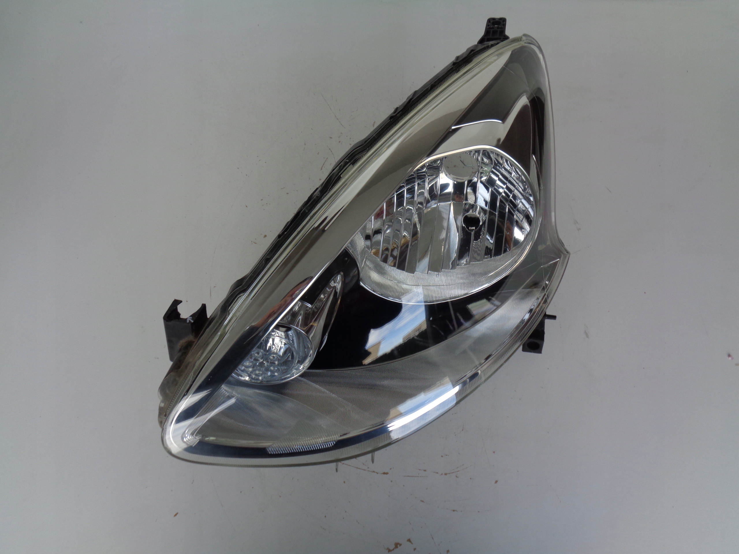 LAVE PREDNE SVETLO NISSAN MICRA K13 13- LIFT