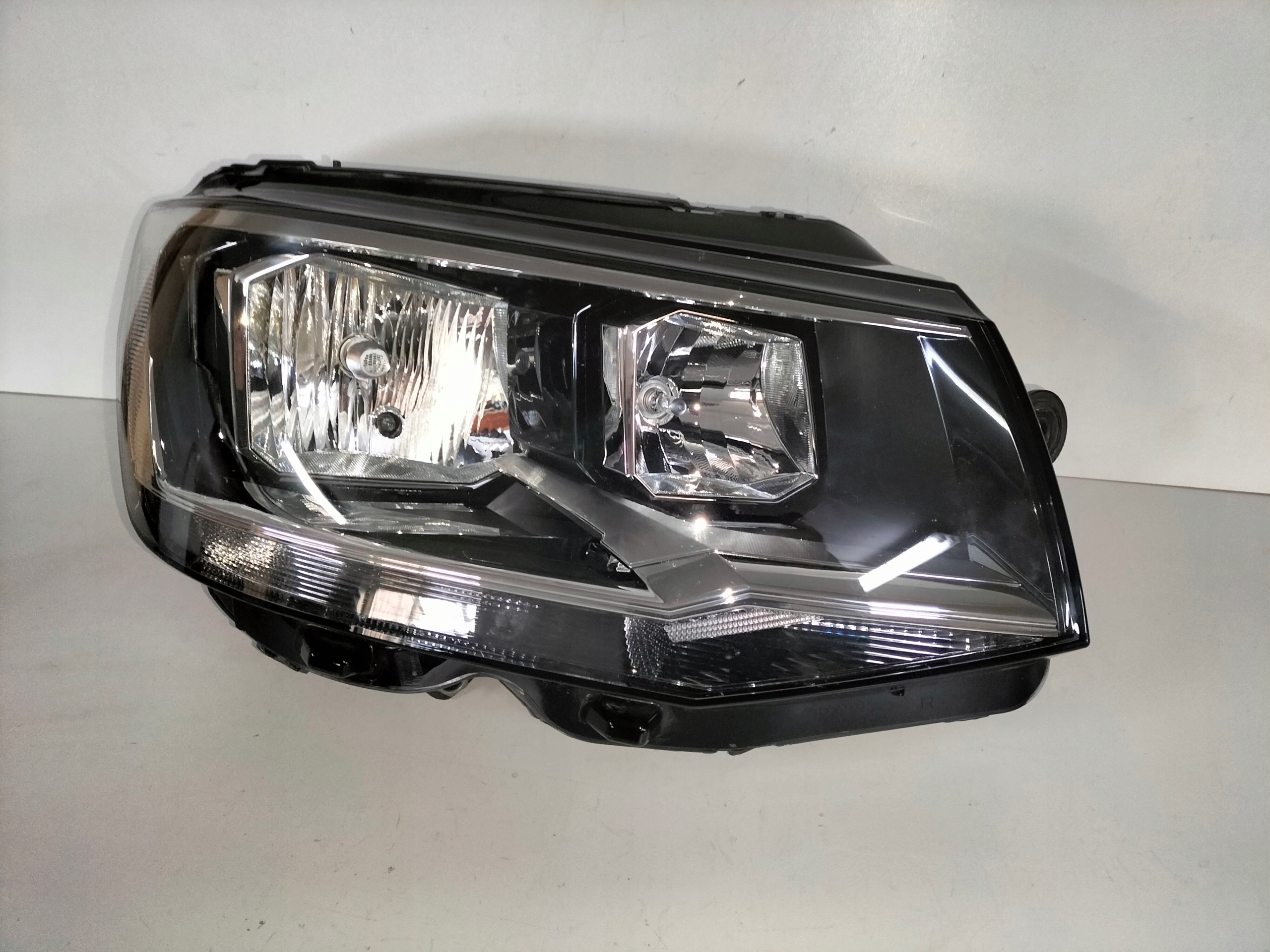 PRAVE PREDNE SVETLO VW T6 15-