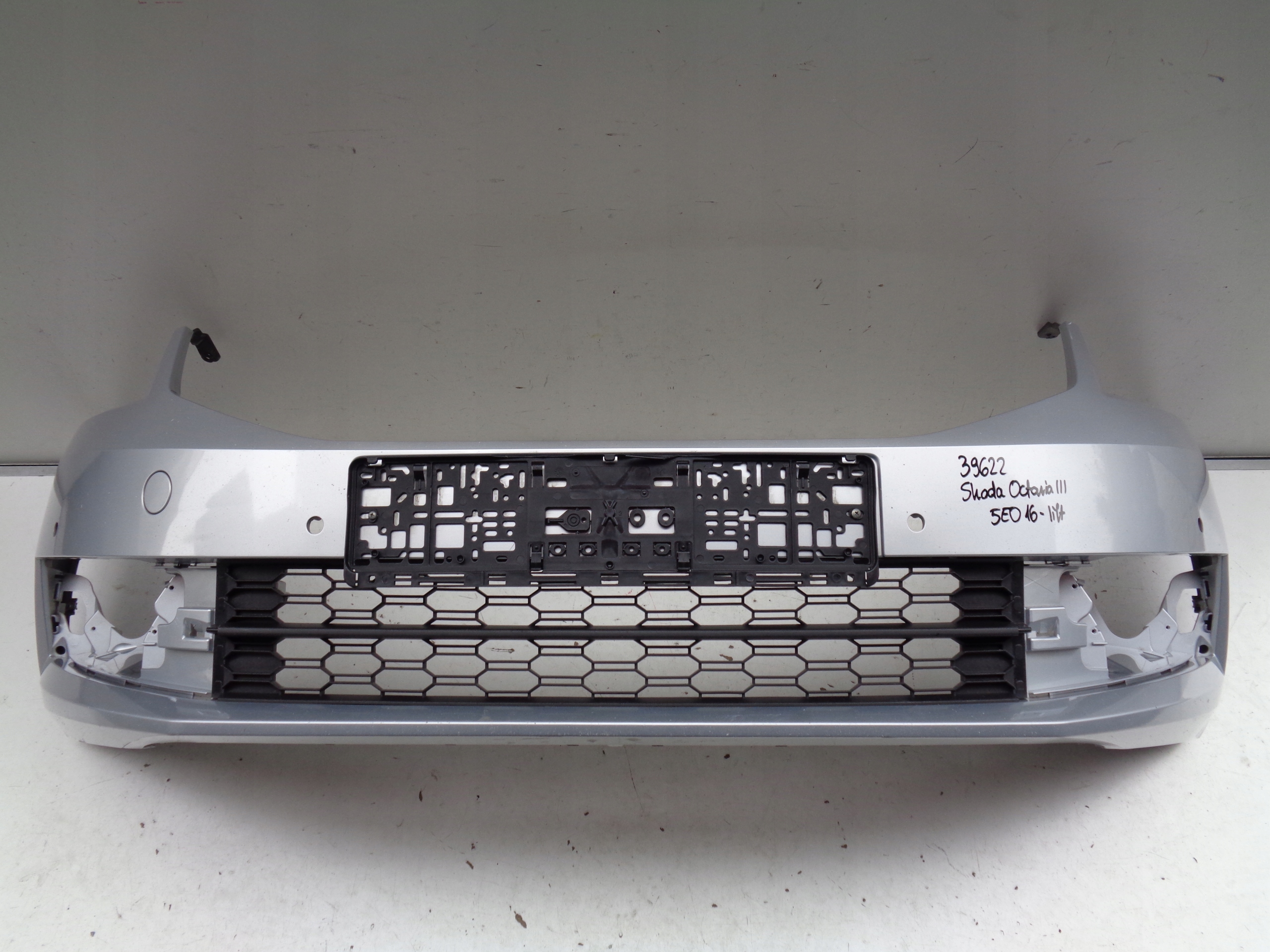PREDNÝ NÁRAZNÍK SKODA OCTAVIA III 3 5E 16- LIFT NR 39622