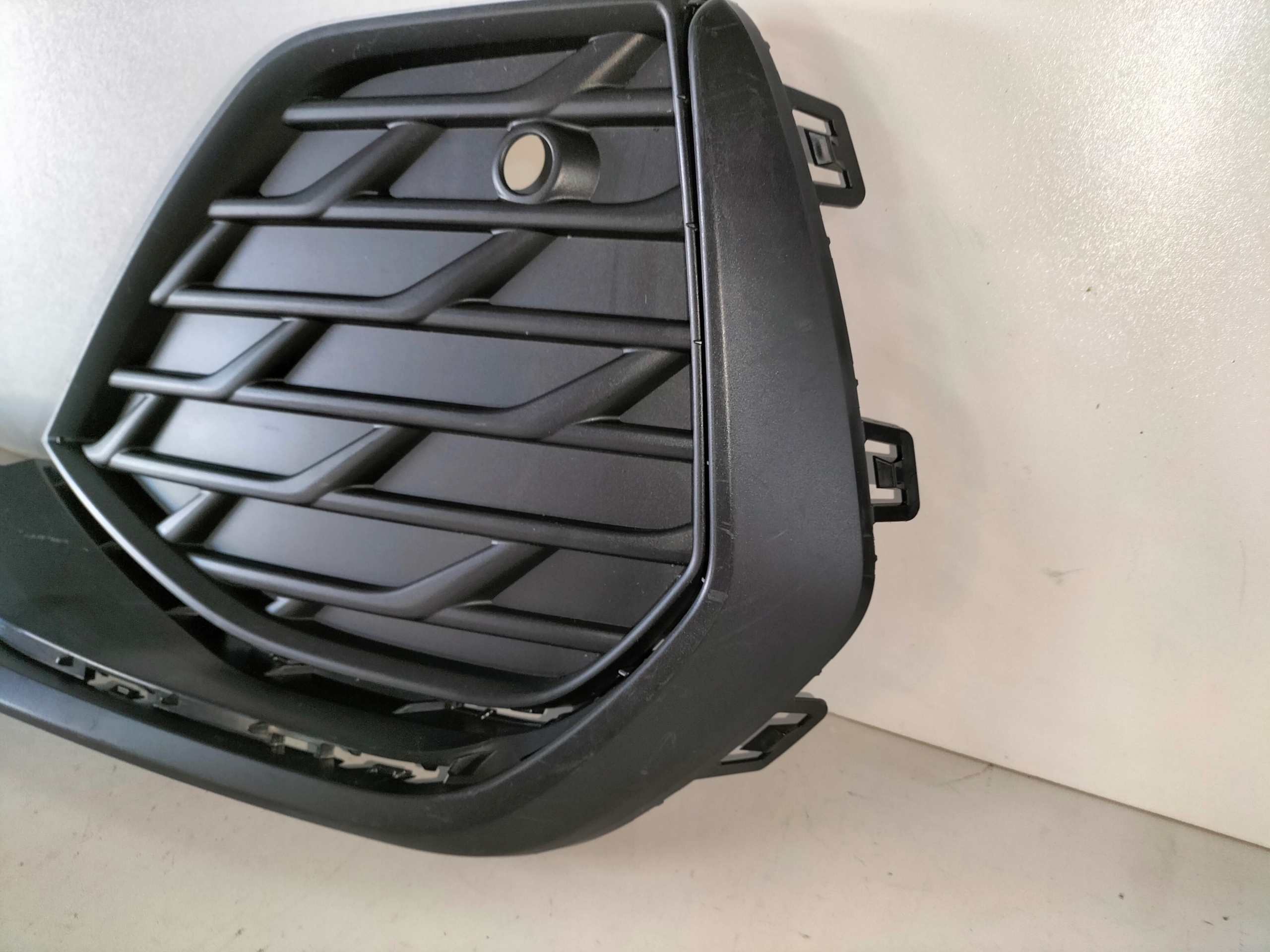 ĽAVÁ LIŠTA MRIEŽKA NÁRAZNÍKA AUDI A3 8Y LIFT 22- S-LINE