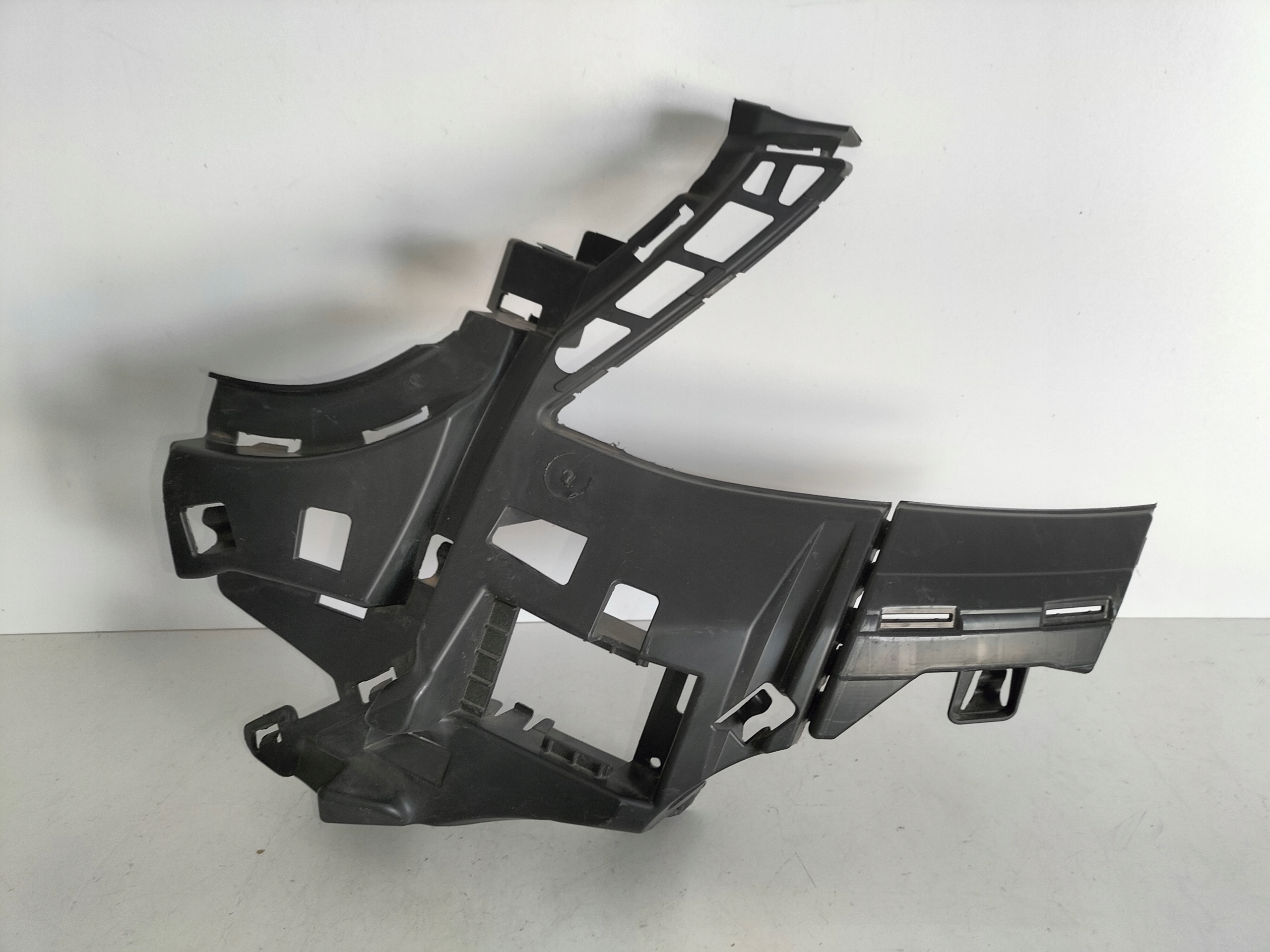 DRZIAK PREDNEHO NARAZNIKA LAVY MERCEDES E KLASA W222 13-