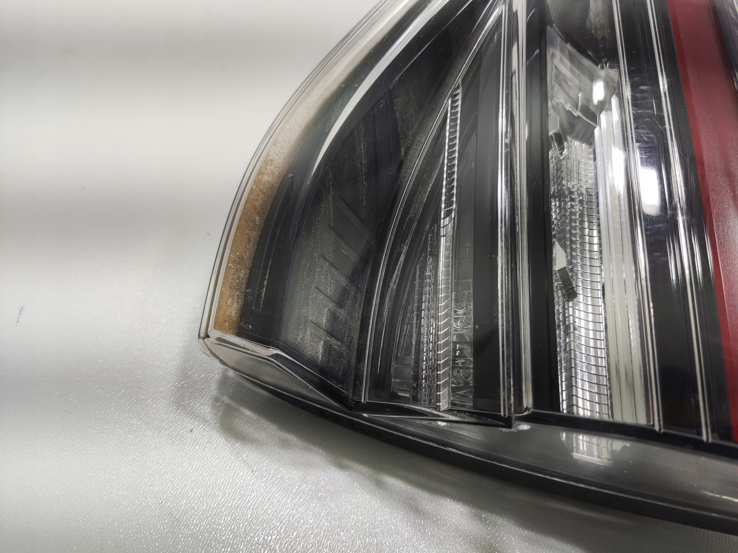 PRAVE ZADNE SVETLO LED V KAPOTE RENAULT CLIO V 265506440R 2024-2025 LIFT