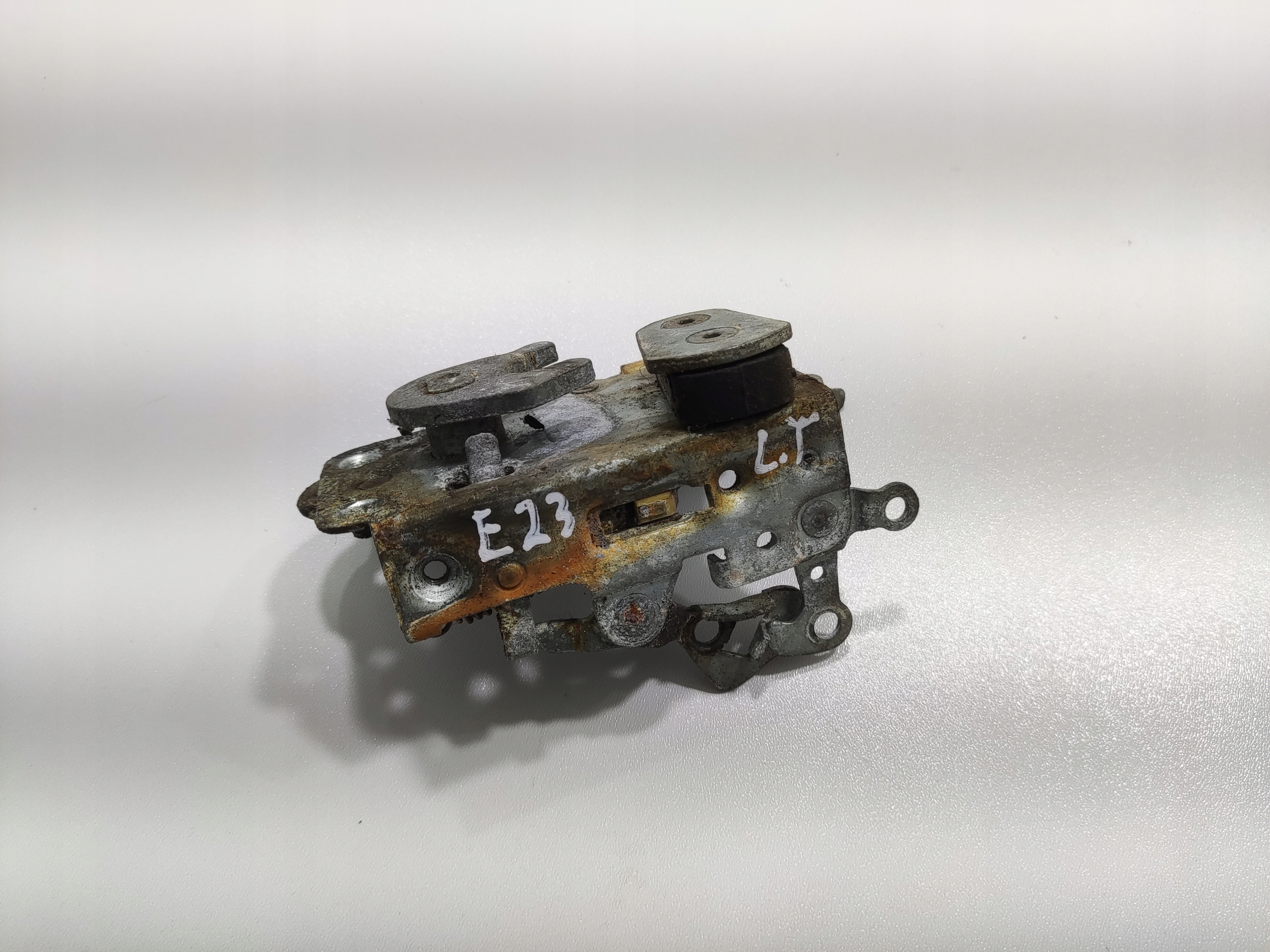 ZAMOK LAVYCH ZADNYCH DVERI BMW 7 E23 1977-1986
