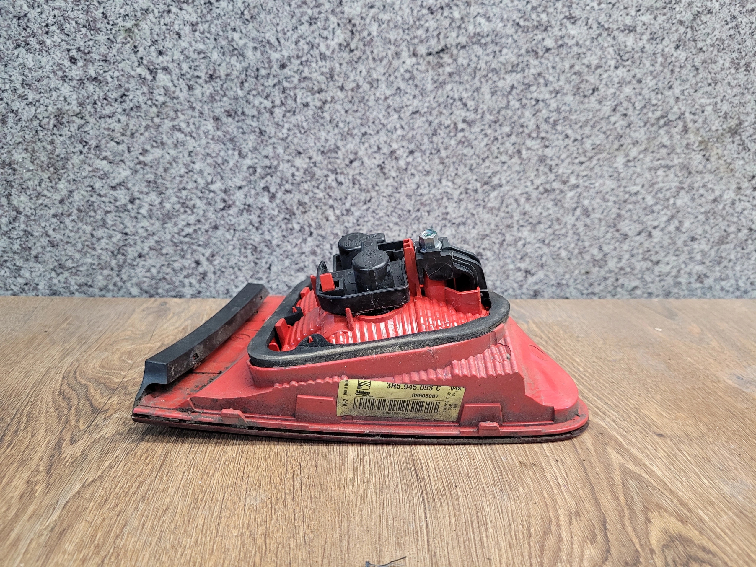 SEAT EXEO SEDAN LAVE ZADNE SVETLO V KAPOTE 3R5945093C