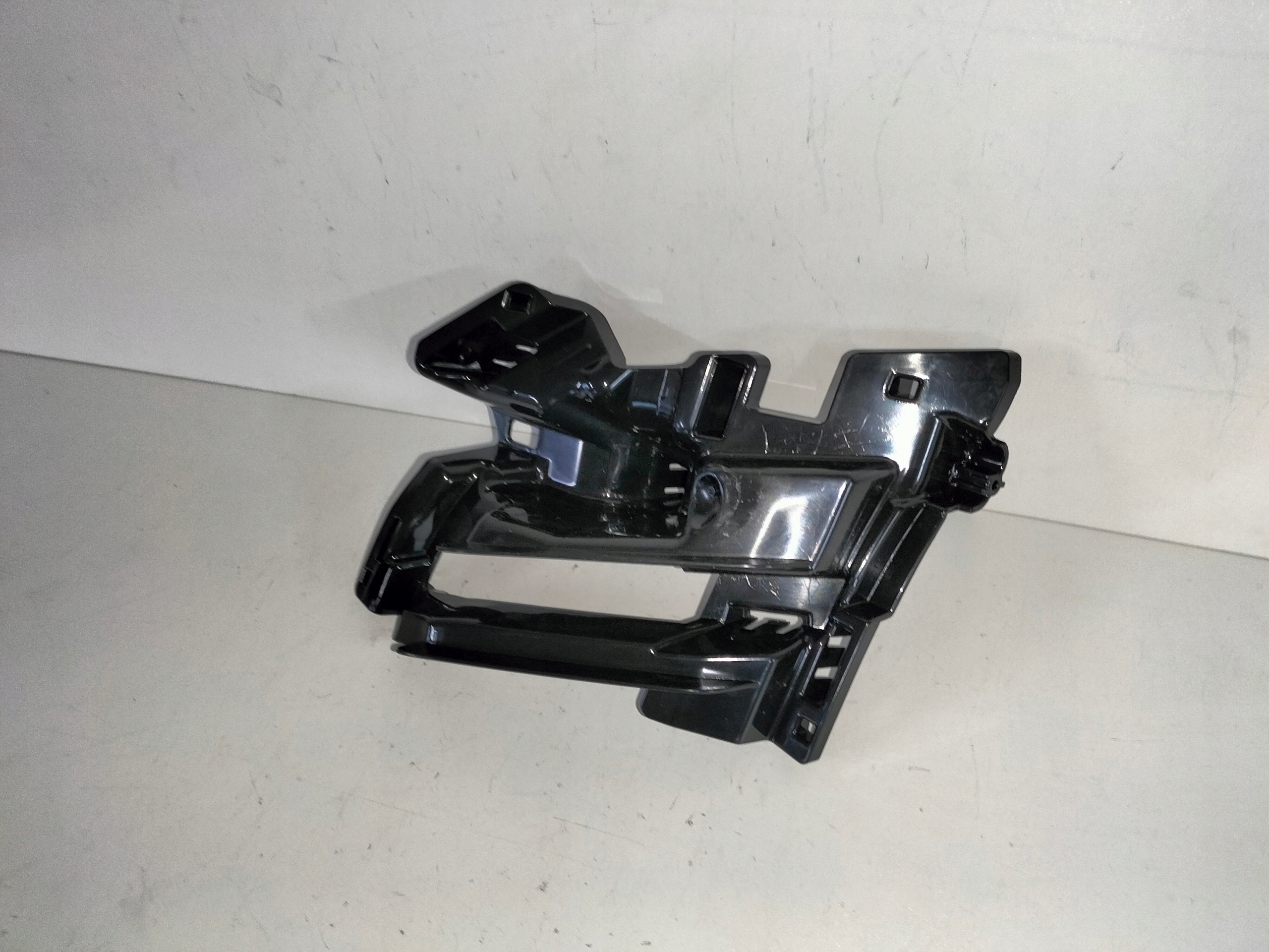 DRZIAK PREDNEHO NARAZNIKA PRAVY SKODA KODIAQ 16- POD MASKU