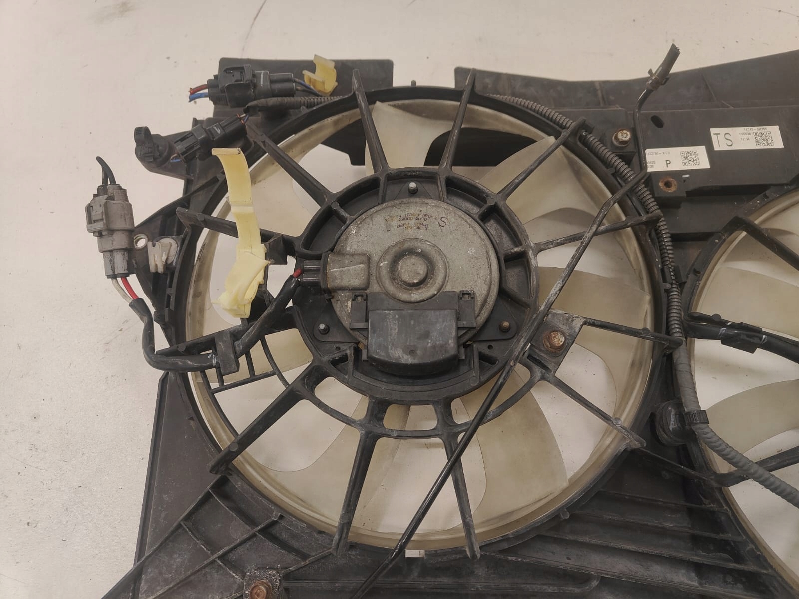 Toyota Avensis t27 2.0d oe MF422750 VENTILATOR CHLADICA VETRÁK