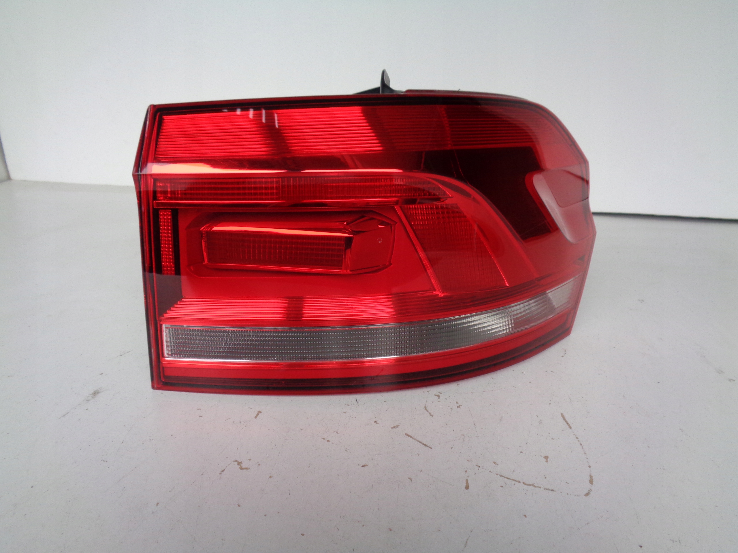 PRAVE ZADNE SVETLO VW TOURAN 5TA 16-