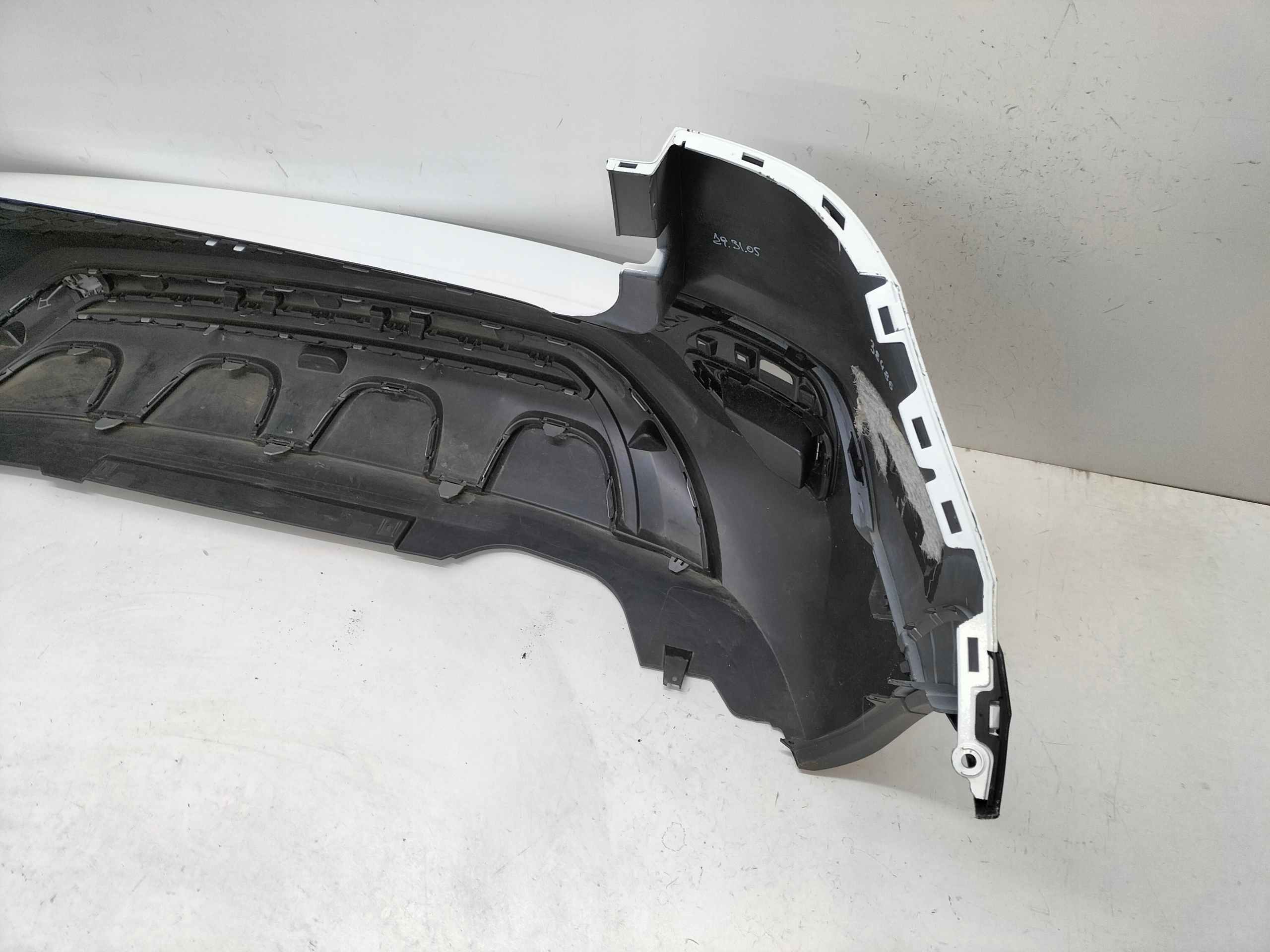 ZADNÝ NÁRAZNÍK VW TAOS 20-