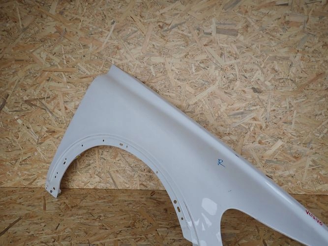 VOLVO C30 PRAVY PREDNY BLATNIK