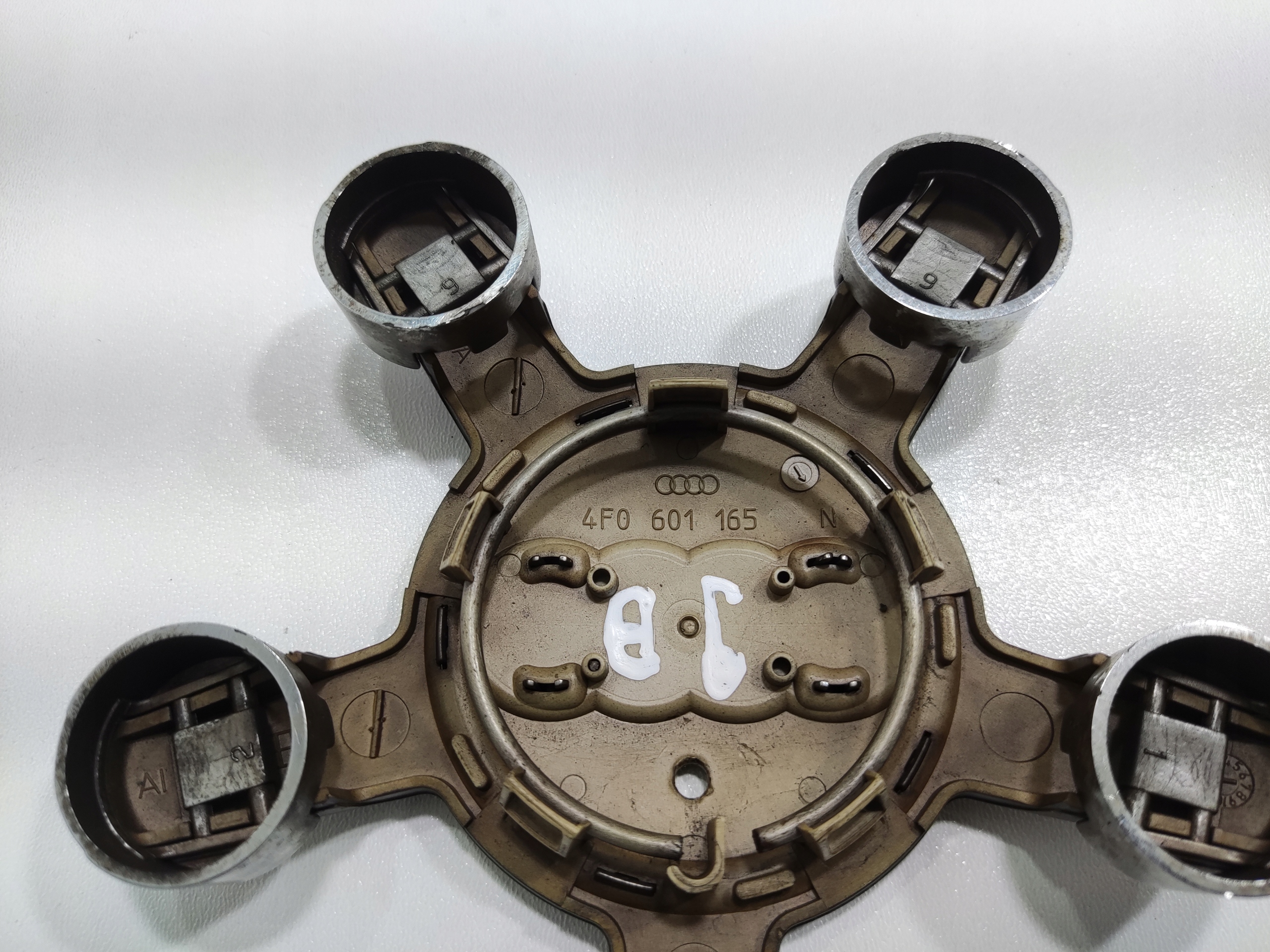 ORIGINALNY PUKLICA HLINIKOVEHO DISKU AUDI A4 A5 Q5 I 4F0601165N
