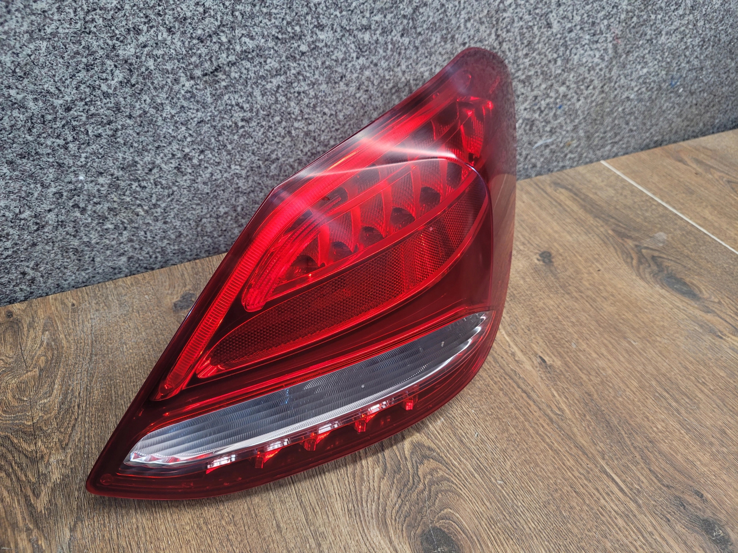 MERCEDES C 205 PRAVE ZADNE SVETLO A2059061257