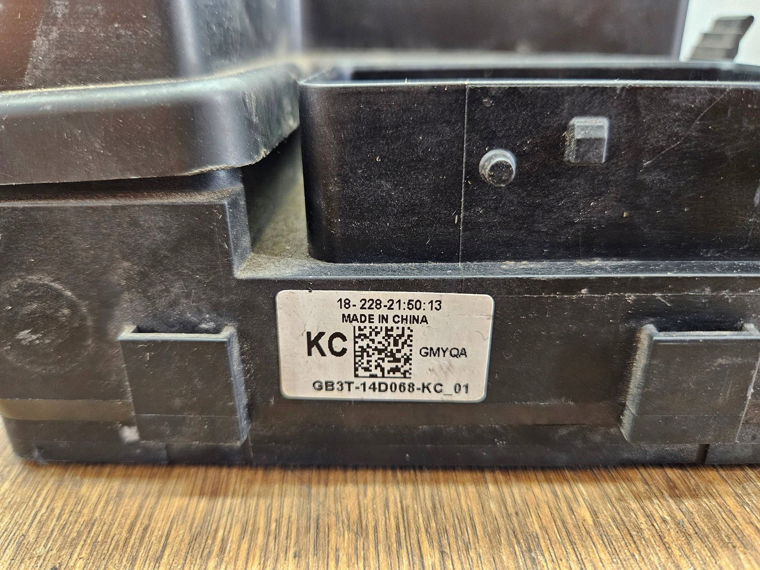 Ford Ranger IV 015- LIFT GB3T-14D068-KC POISTKOVA SKRINKA