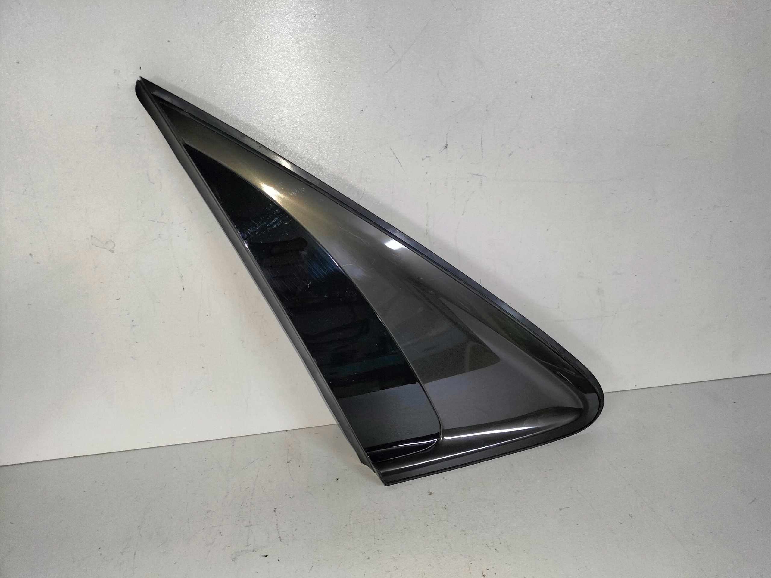TROJUHOLNIK KRYTKA LAVEHO ZADNEHO BLATNIKA KIA X-CEED XCEED 19- TMAVY CHROM
