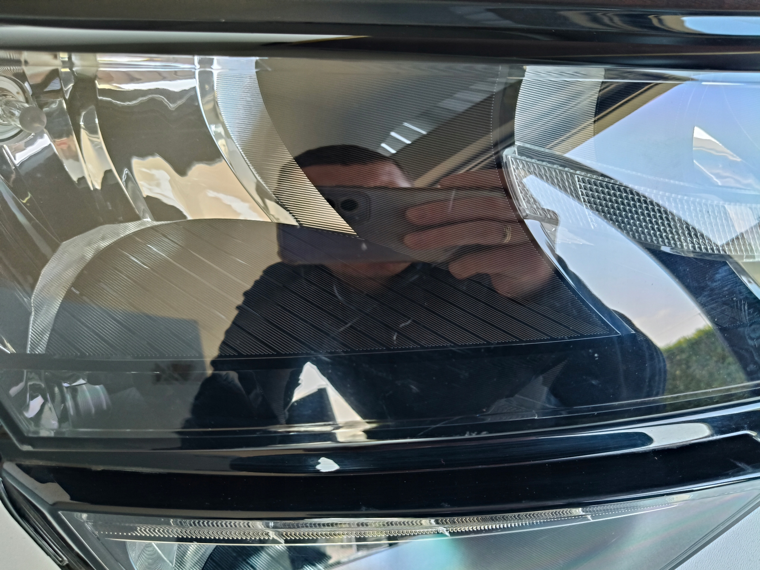 PRAVE PREDNE SVETLO SKODA KAROQ 57A 17- LED