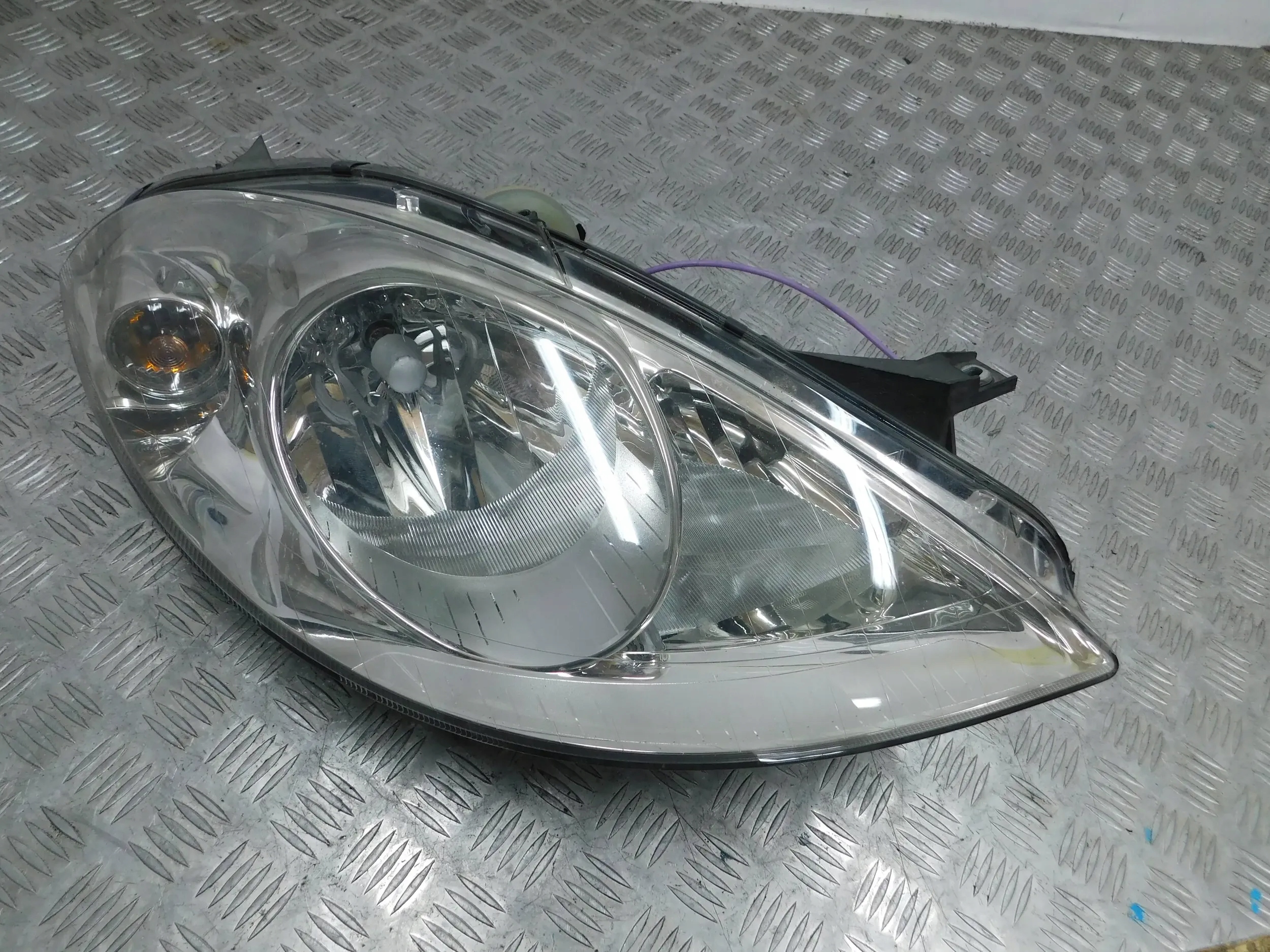 PRAVE PREDNE SVETLO MERCEDES A KLASA W169