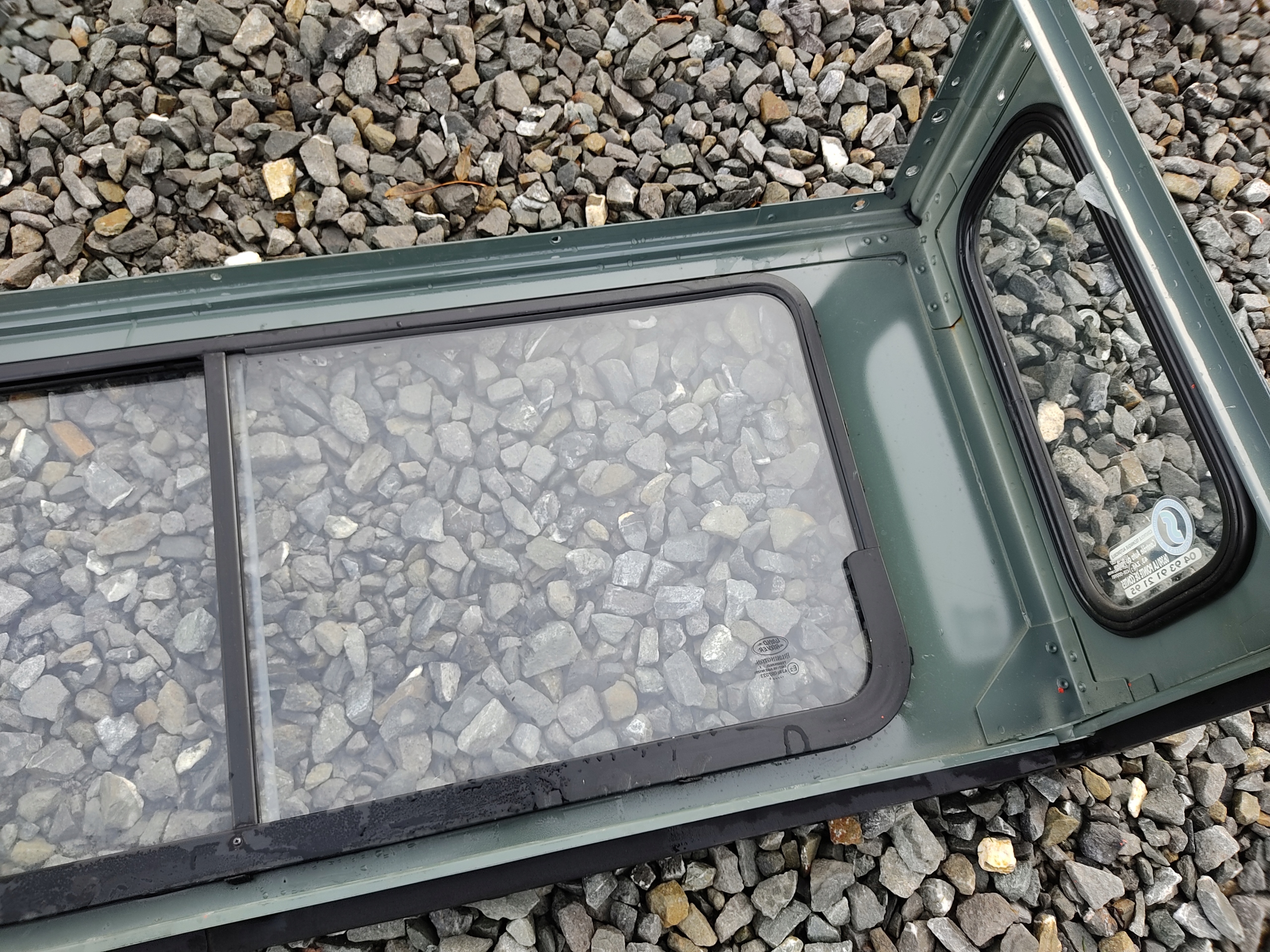 PRAVÉ ZADNÉ SKLO RÁM DEFENDER 1999-2014