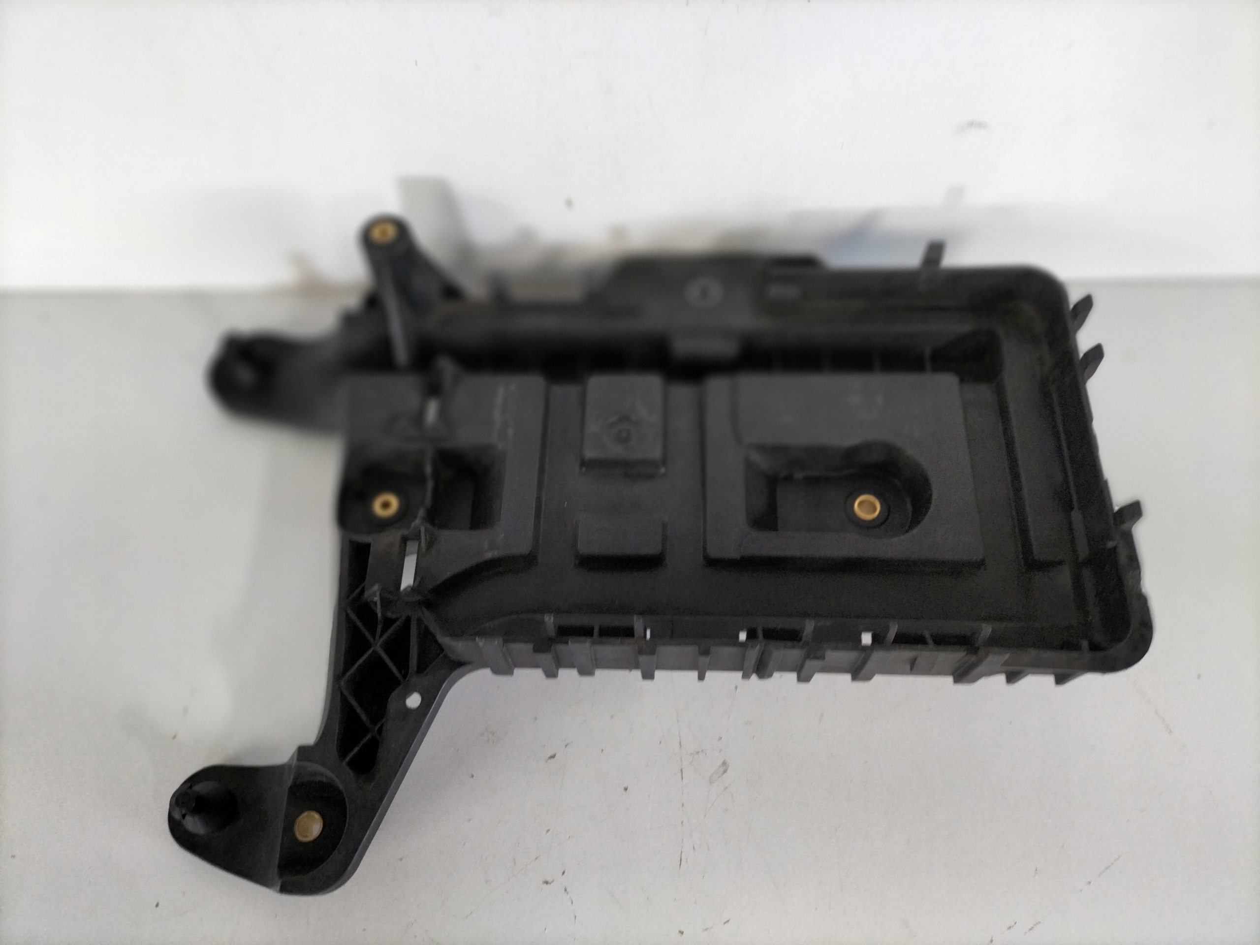 DRZIAK AUTOBATERIE VW GOLF 5 V 03- GOLF 6 VI 08-