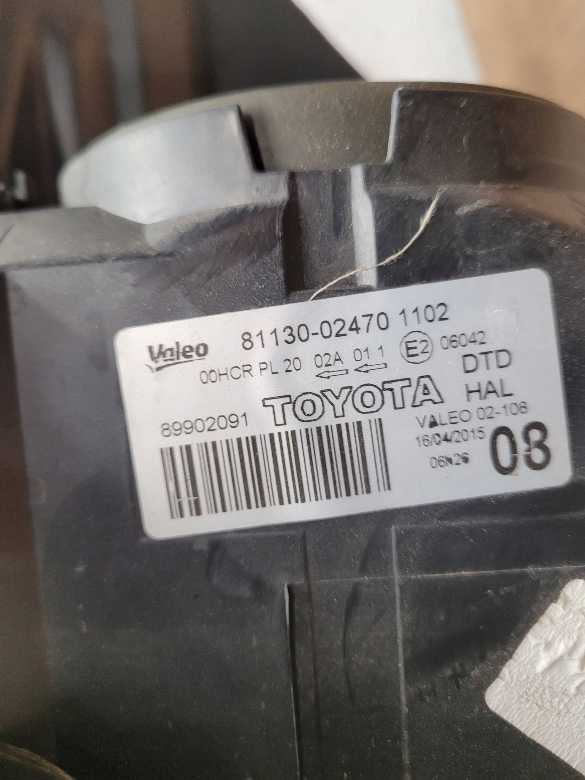 Toyota Auris I 8113002470 SVETLO PRAVÝ PREDNÝ