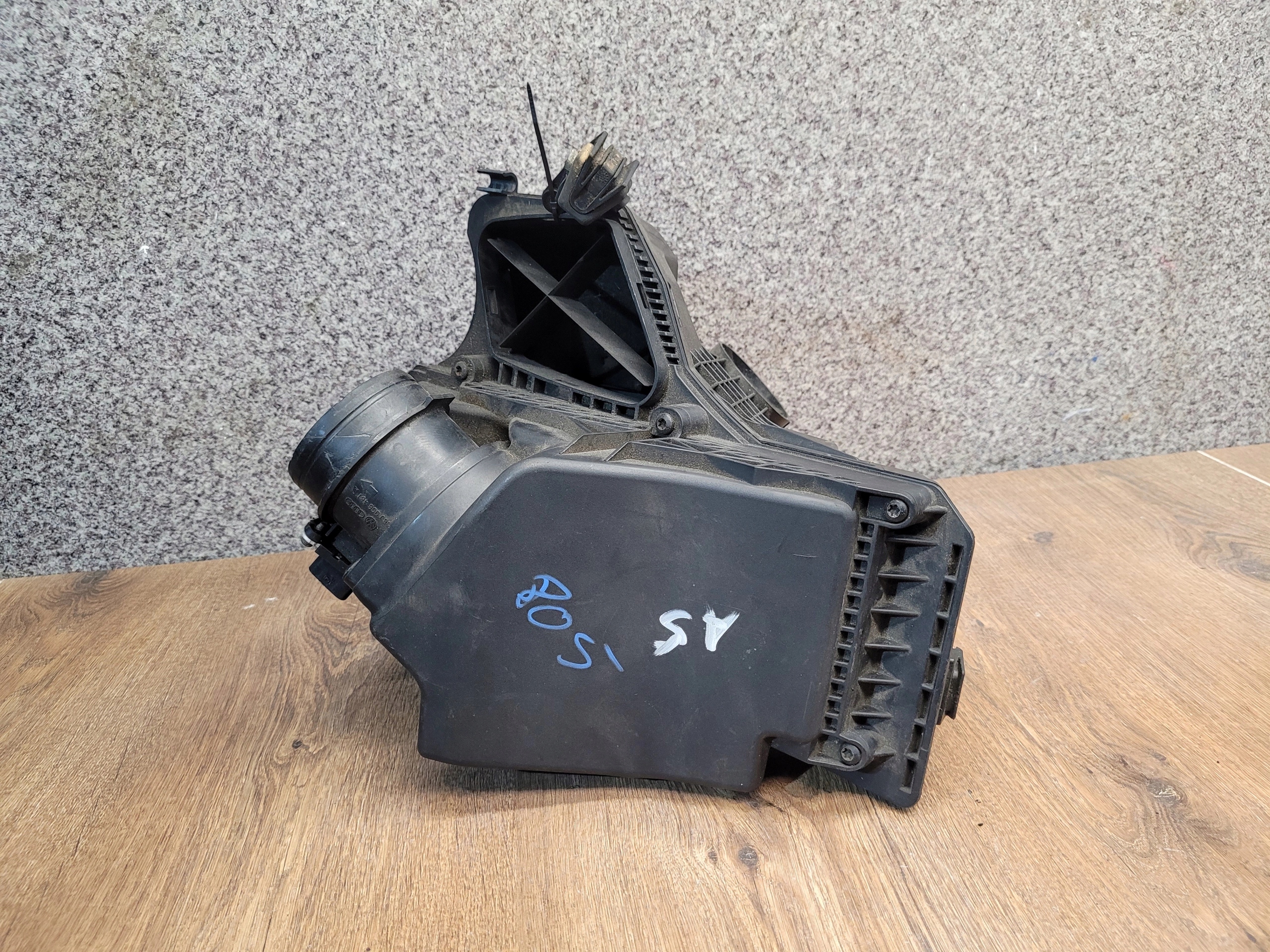 AUDI A4 Q5 A5 OBAL VZDUCHOVÉHO FILTERA 8K0133837AB