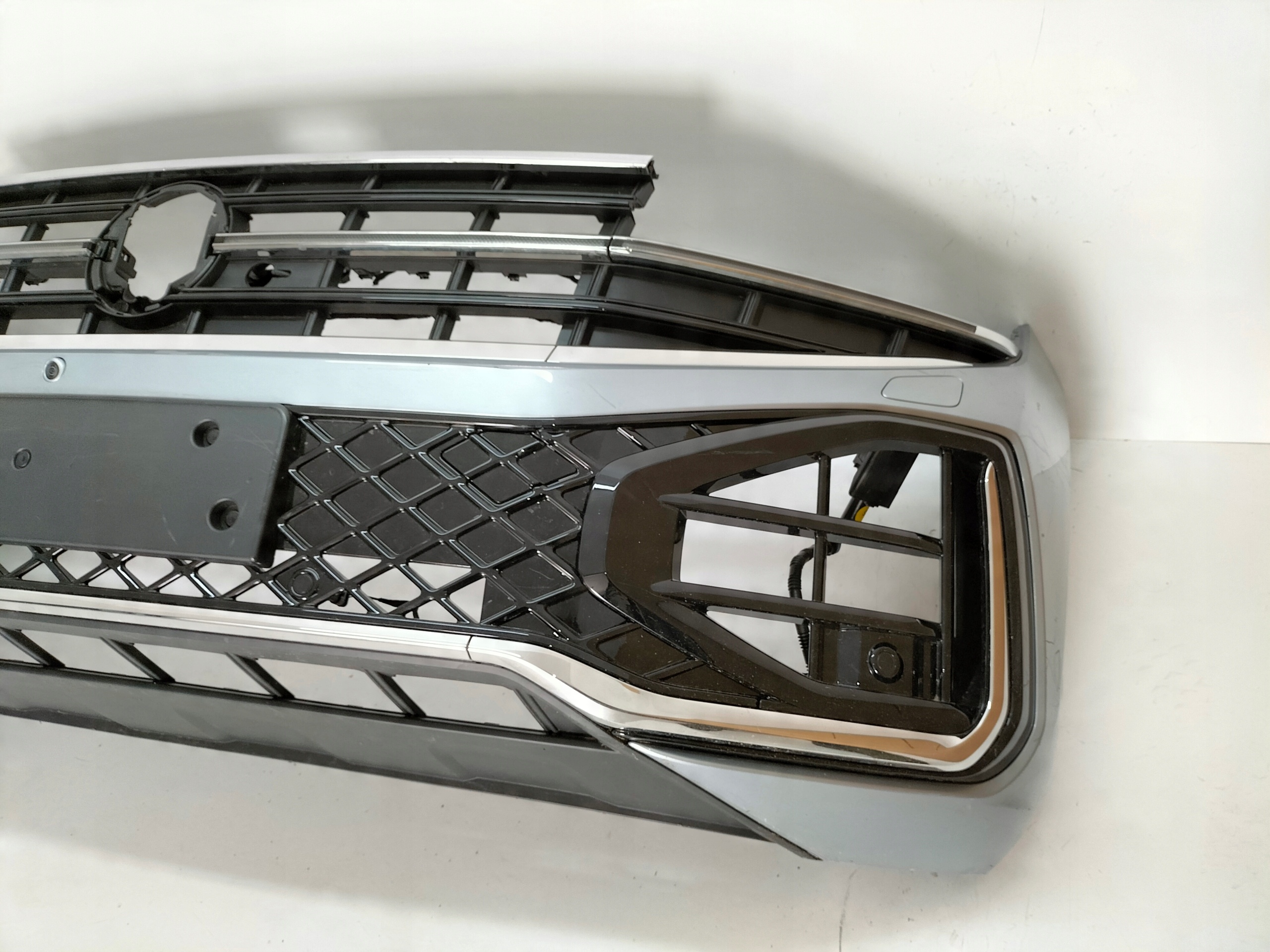 PREDNÝ NÁRAZNÍK VW TOUAREG III LIFT 23- R-LINE