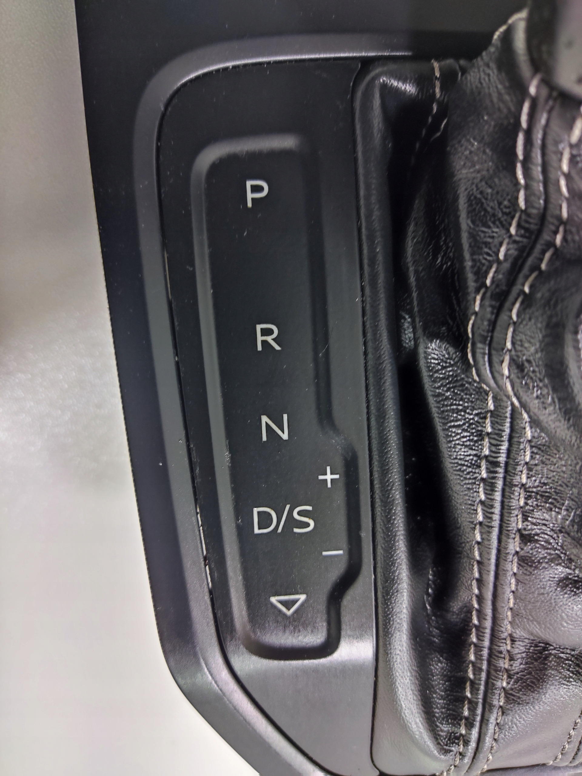 KULISA RADENIA RYCHLOSTI AUDI A1 II 82A AUTOMAT 82B713463 2019-2024