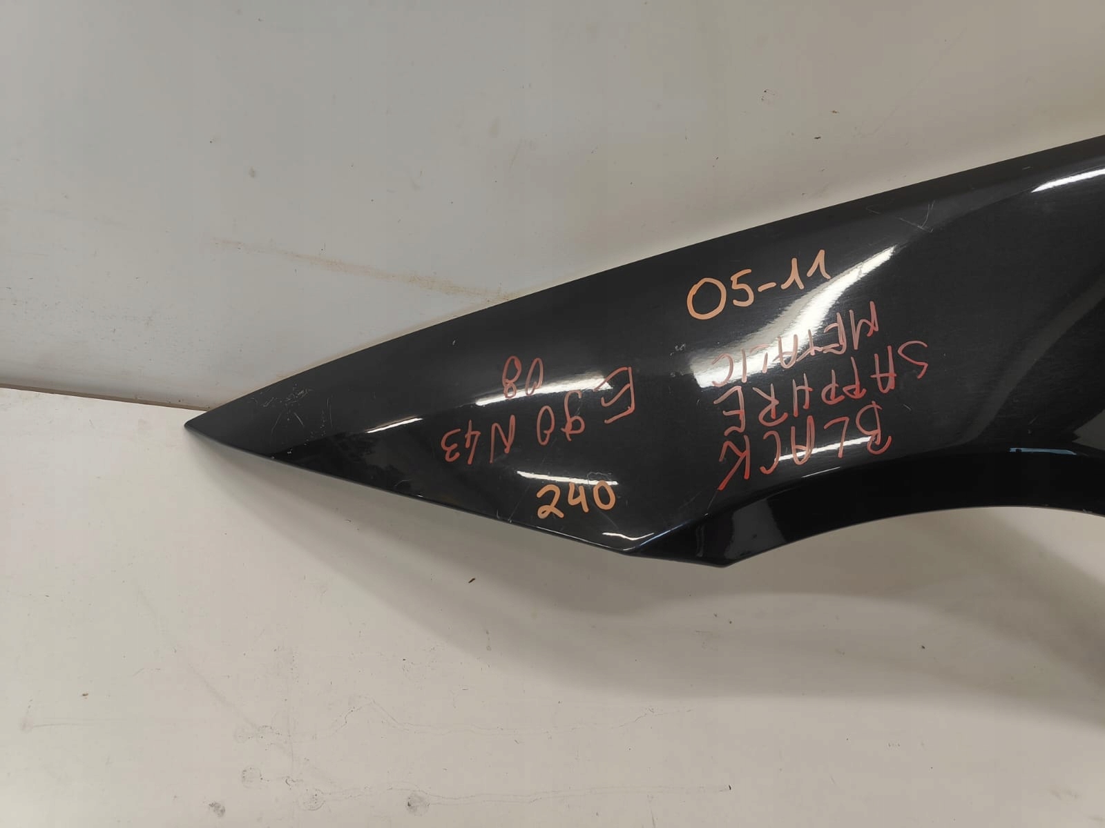 BMW e90 05-11 ĽAVÝ PREDNÝ BLATNÍK kol: black sapphire